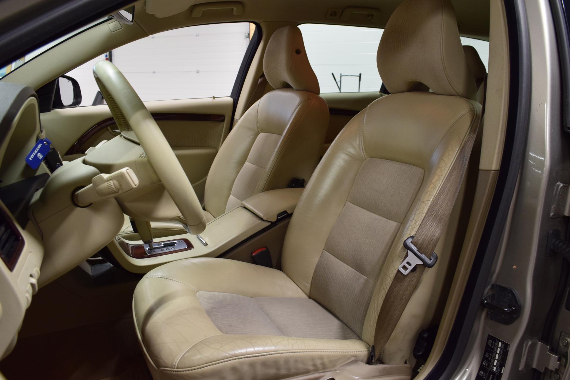 VOLVO V70 12