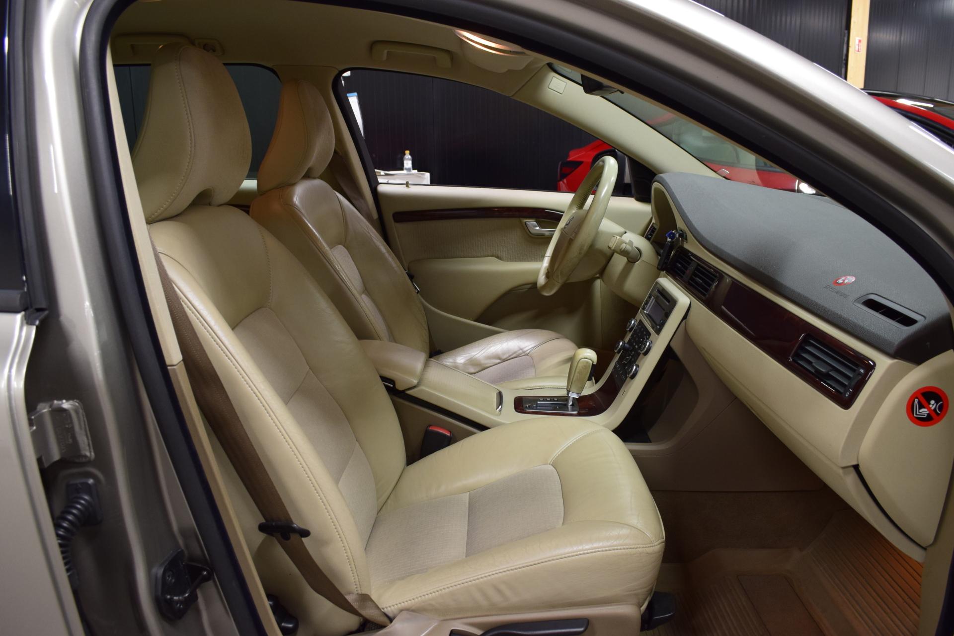 VOLVO V70 13