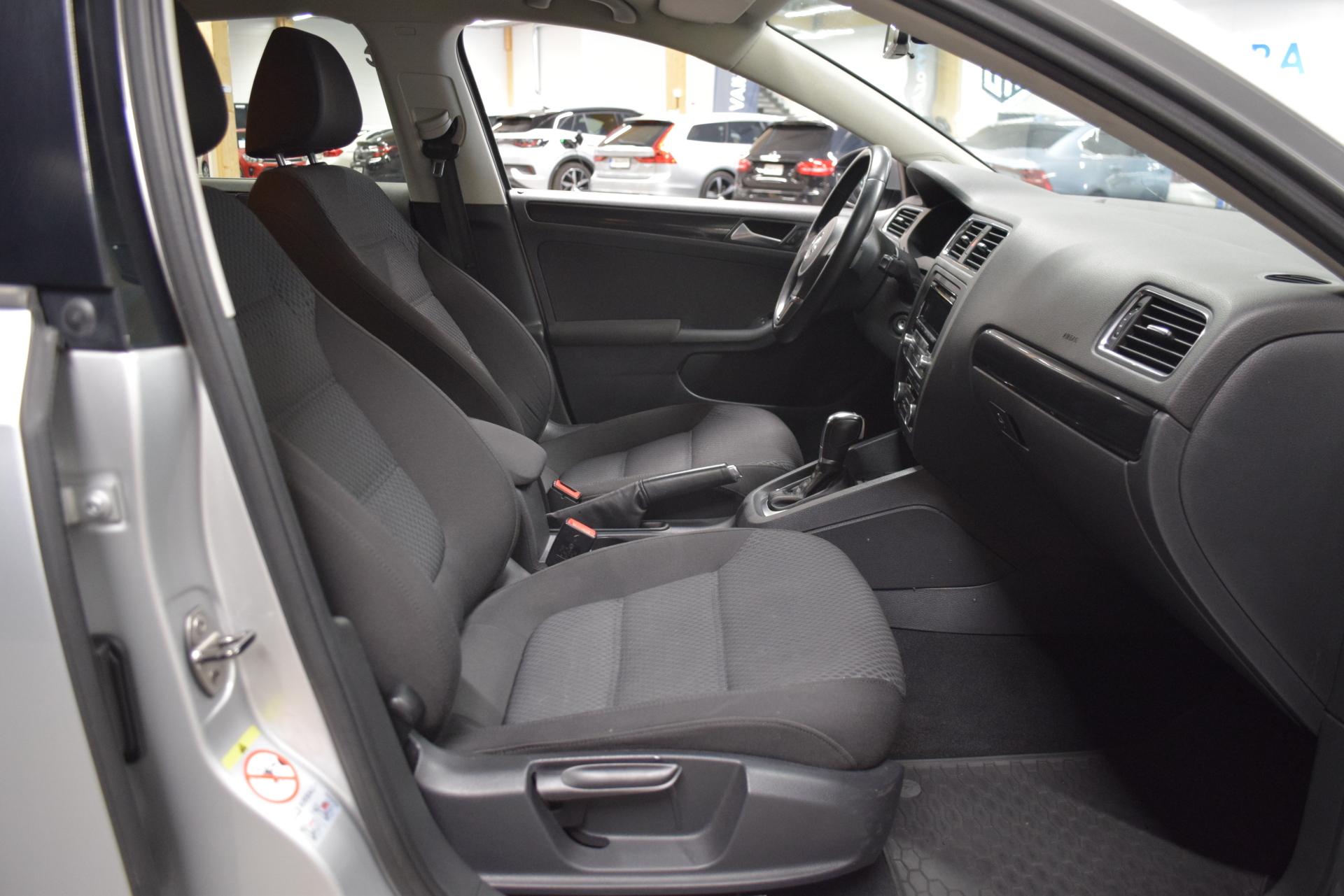 VOLKSWAGEN Jetta 2012