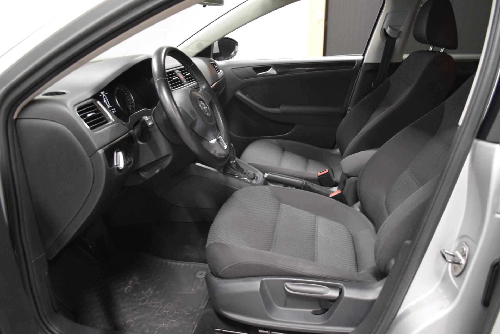 VOLKSWAGEN Jetta 2012