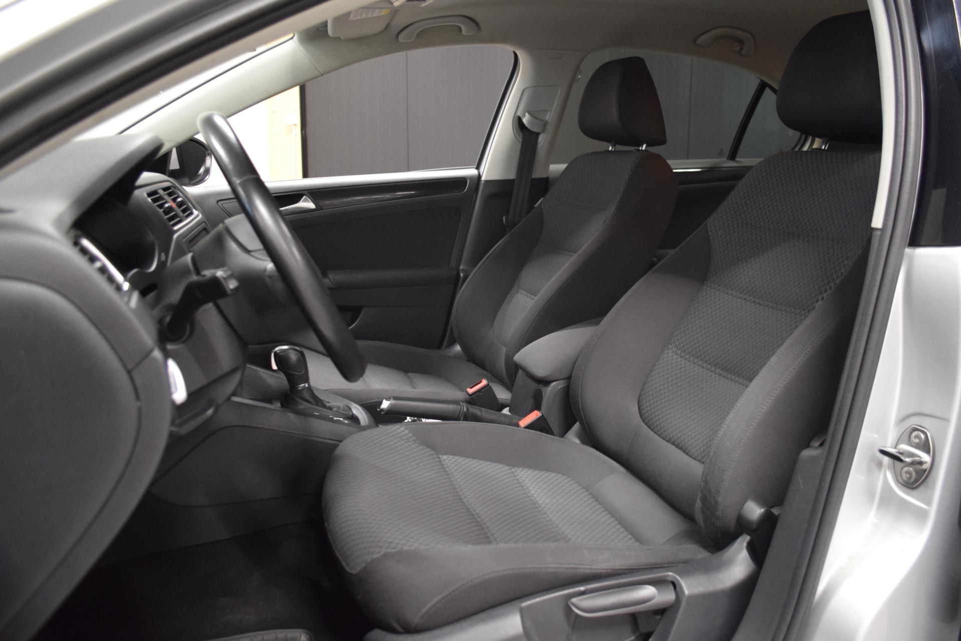 VOLKSWAGEN Jetta 2012