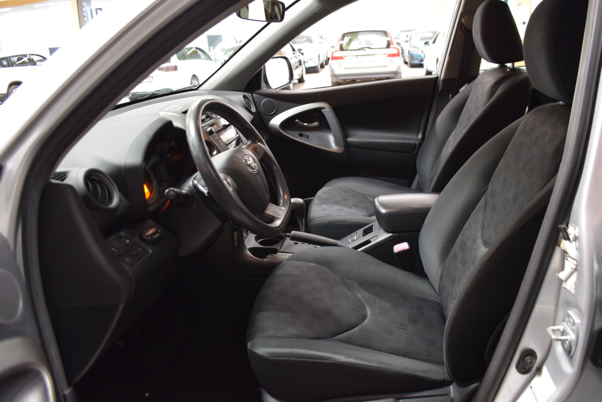 TOYOTA RAV4 8