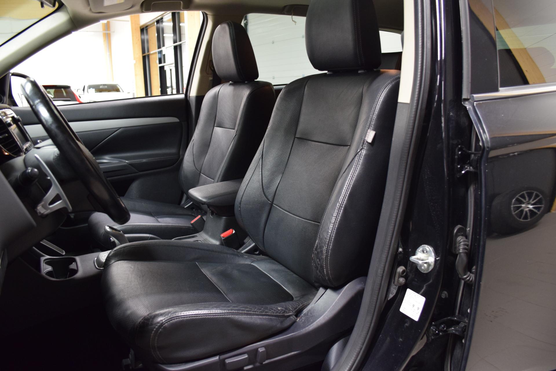 MITSUBISHI Outlander PHEV 2013