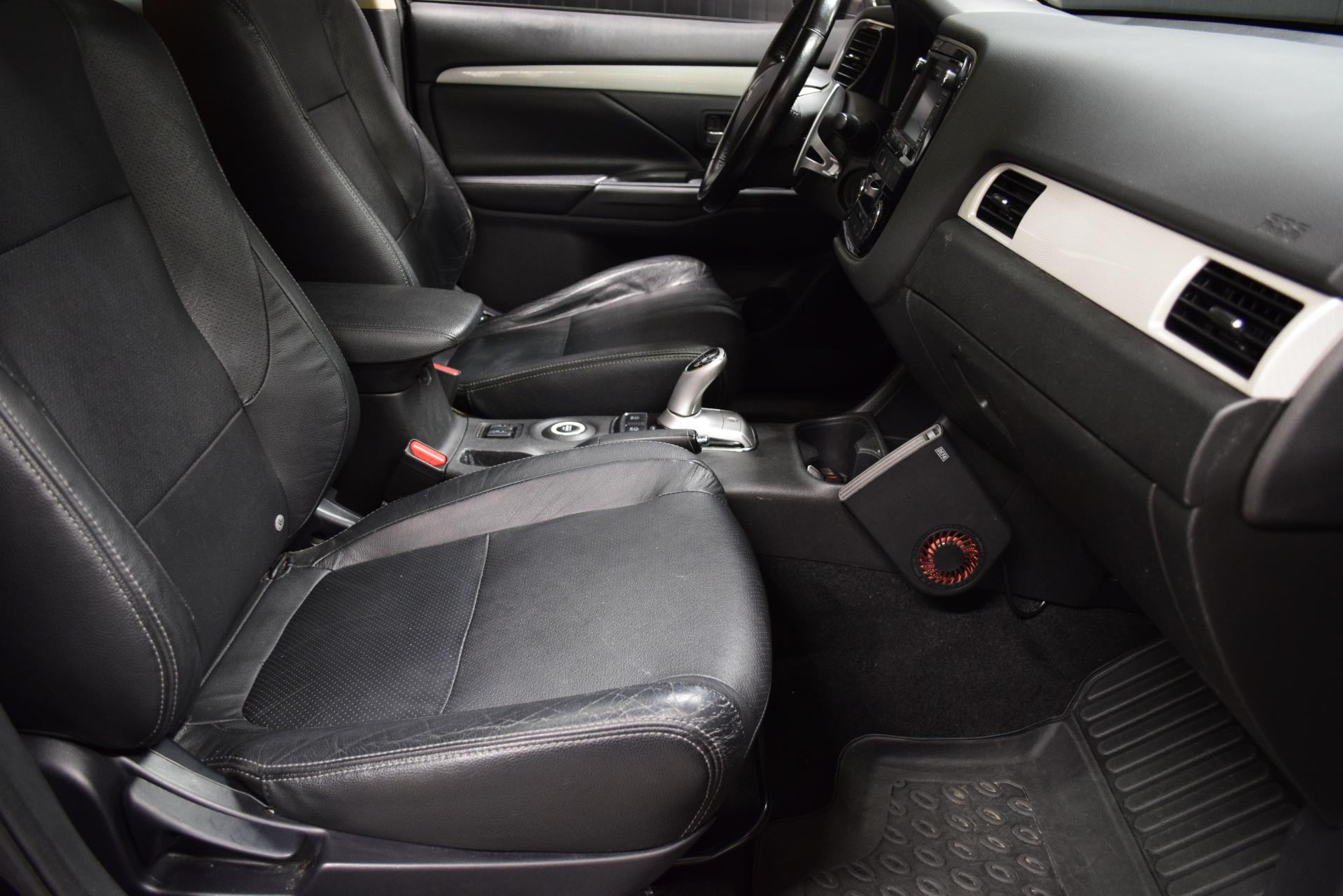 MITSUBISHI Outlander PHEV 2013