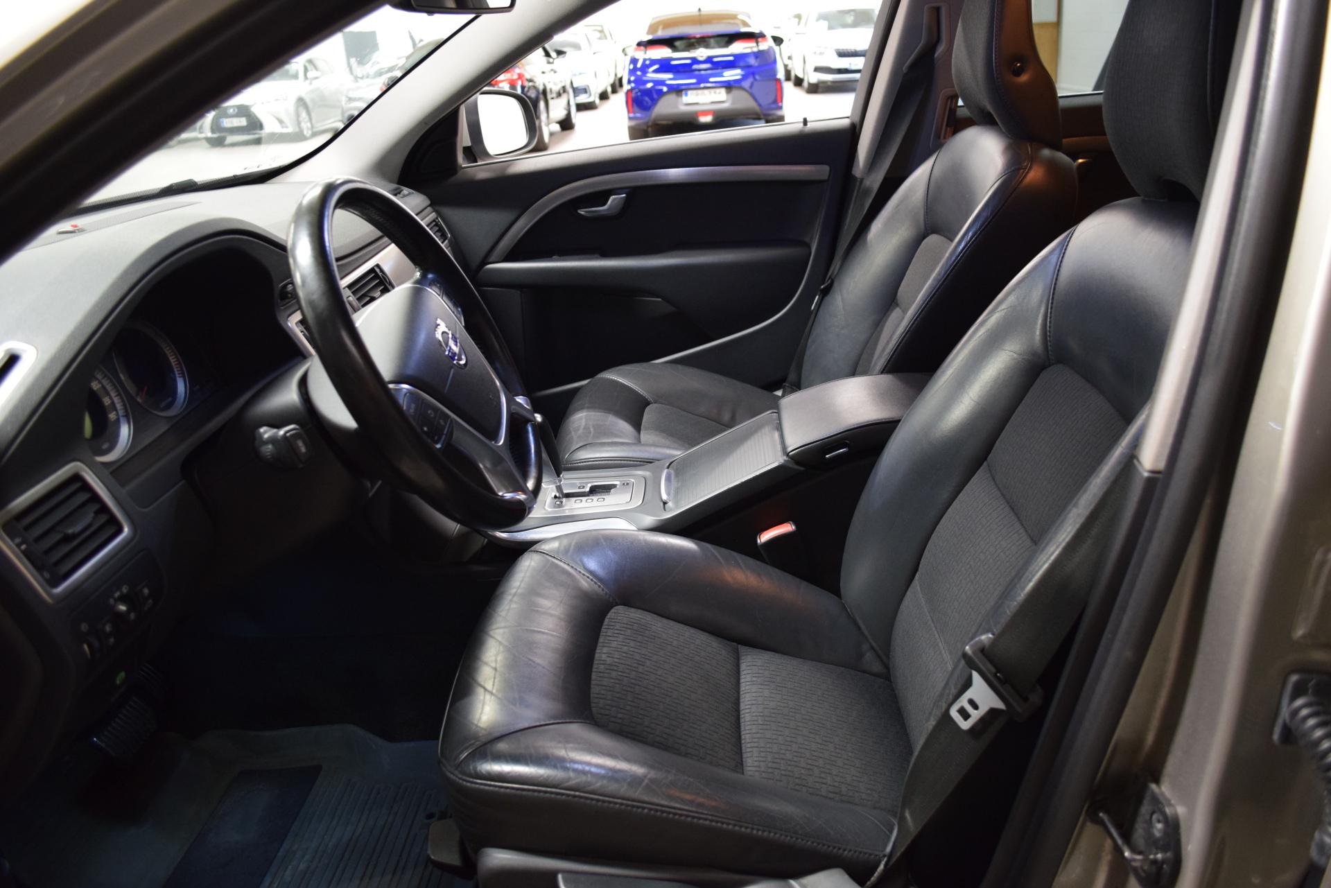 VOLVO V70 2011