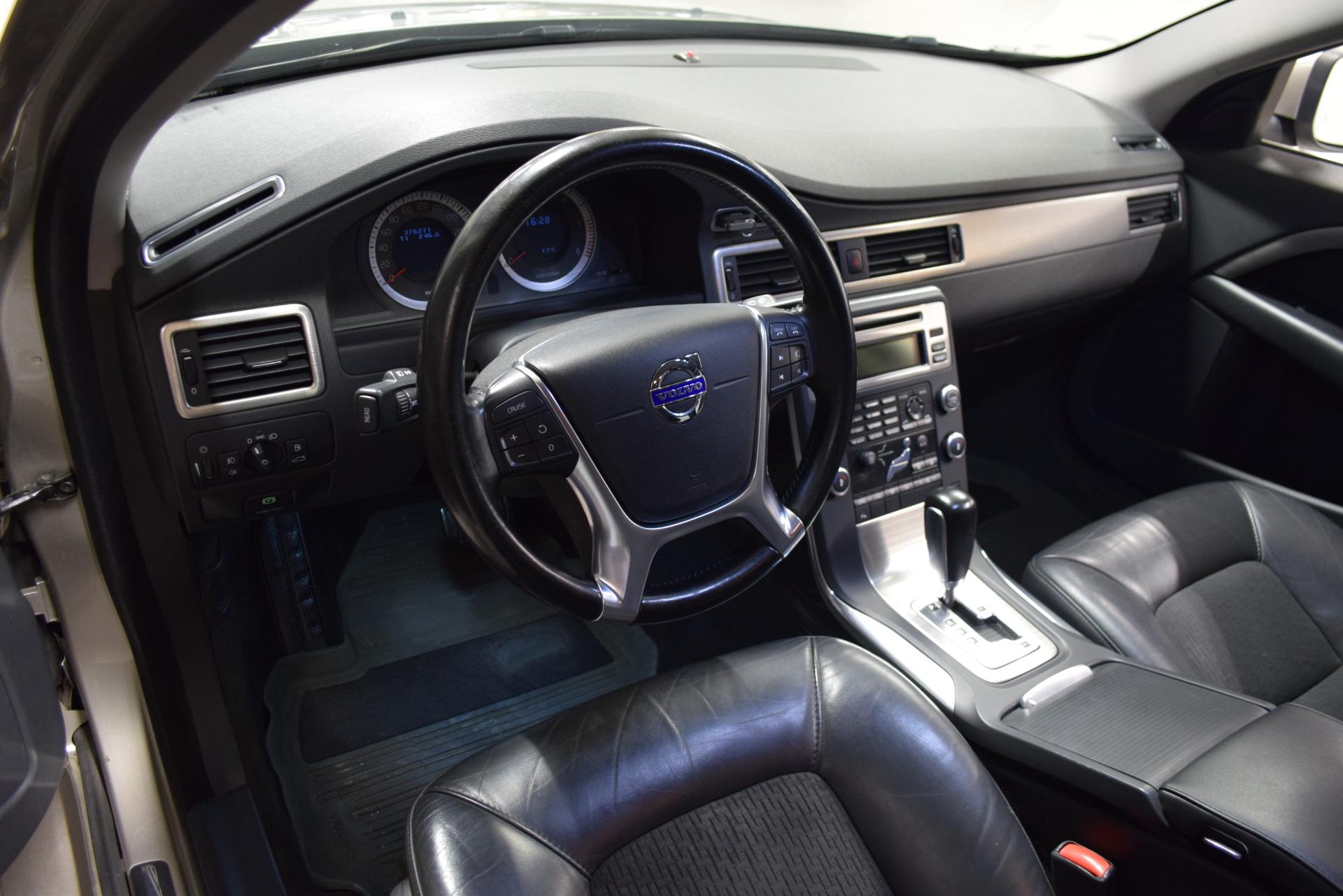 VOLVO V70 2011