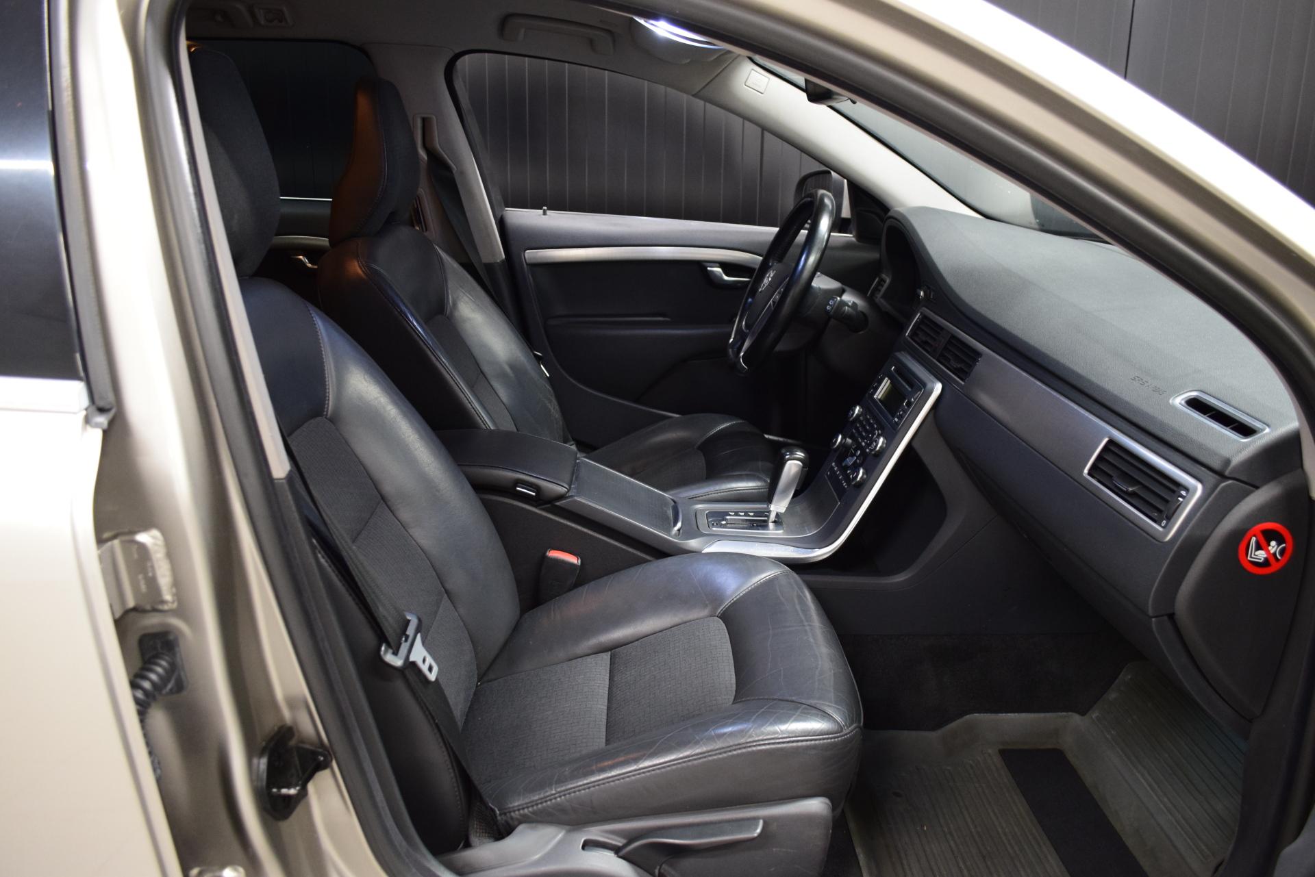 VOLVO V70 2011