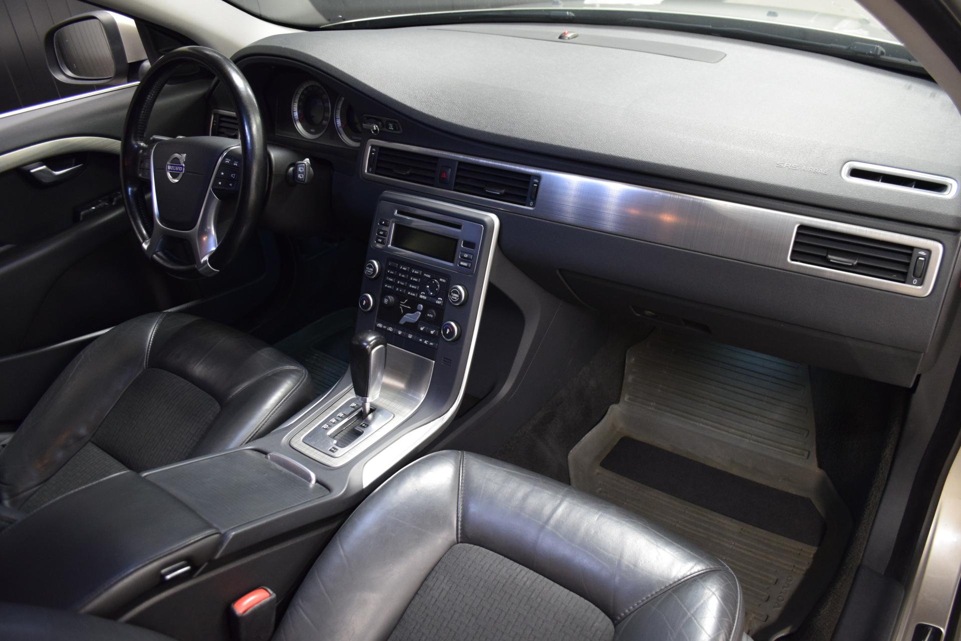 VOLVO V70 2011