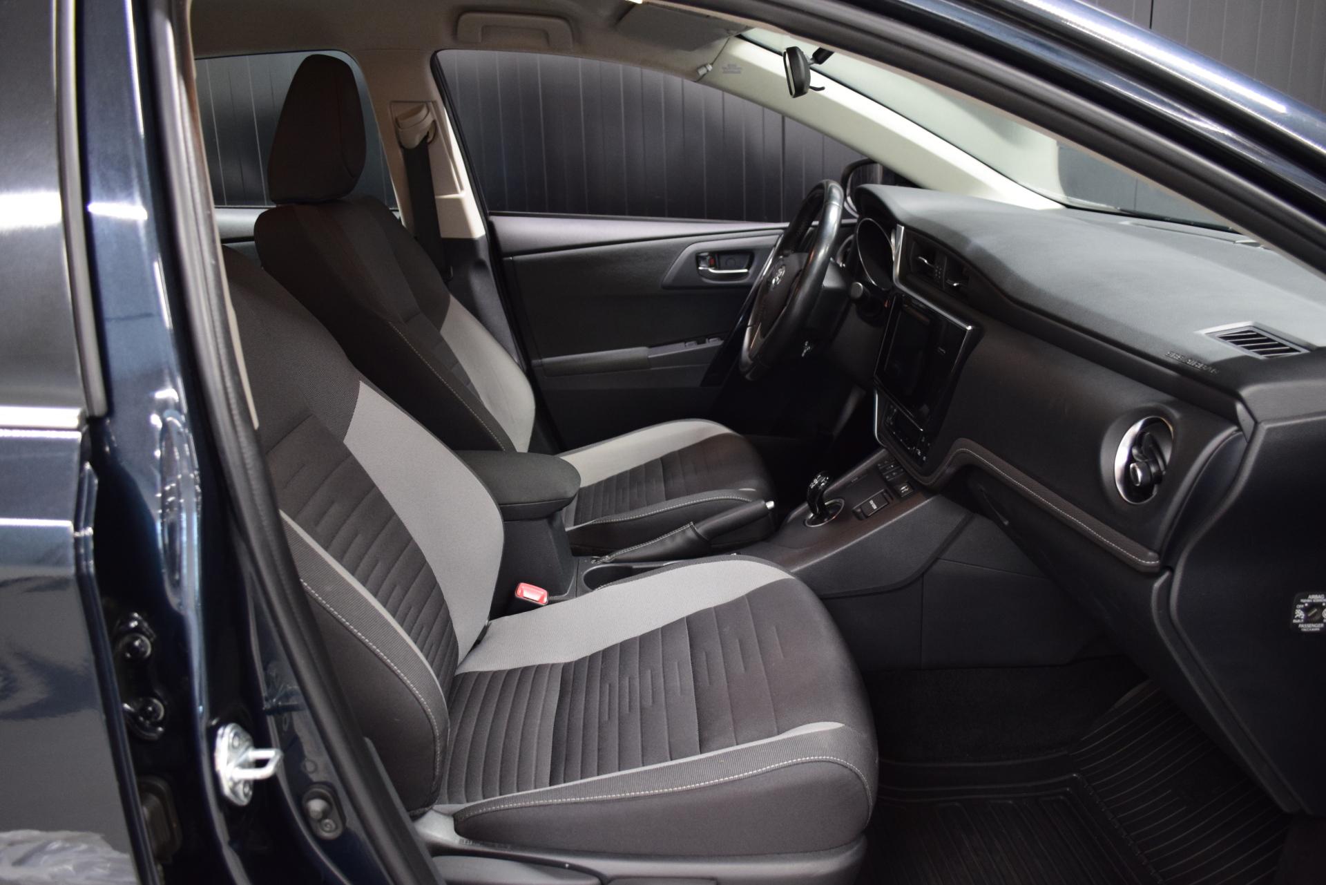 TOYOTA Auris 2016
