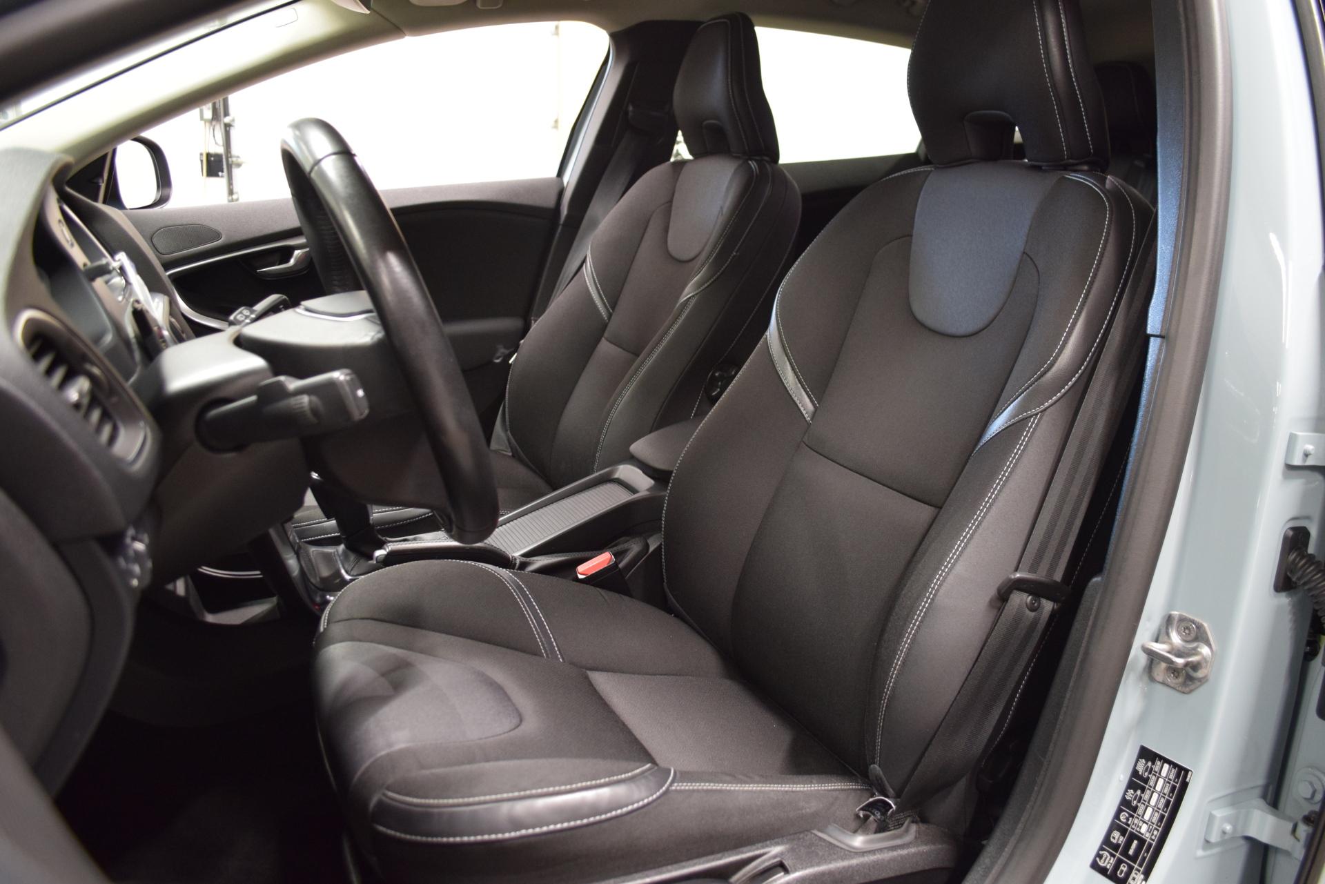 VOLVO V40 2018