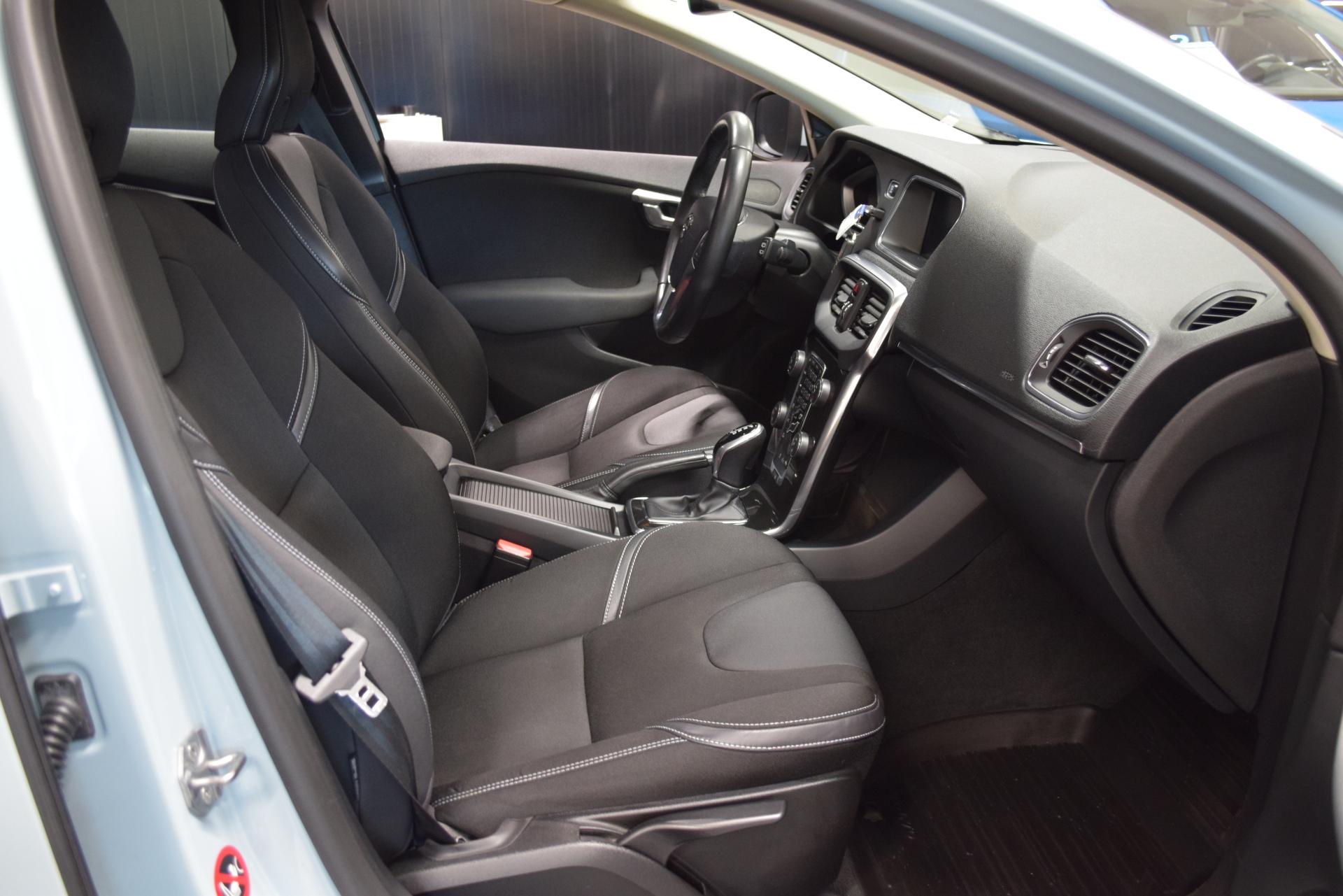 VOLVO V40 2018