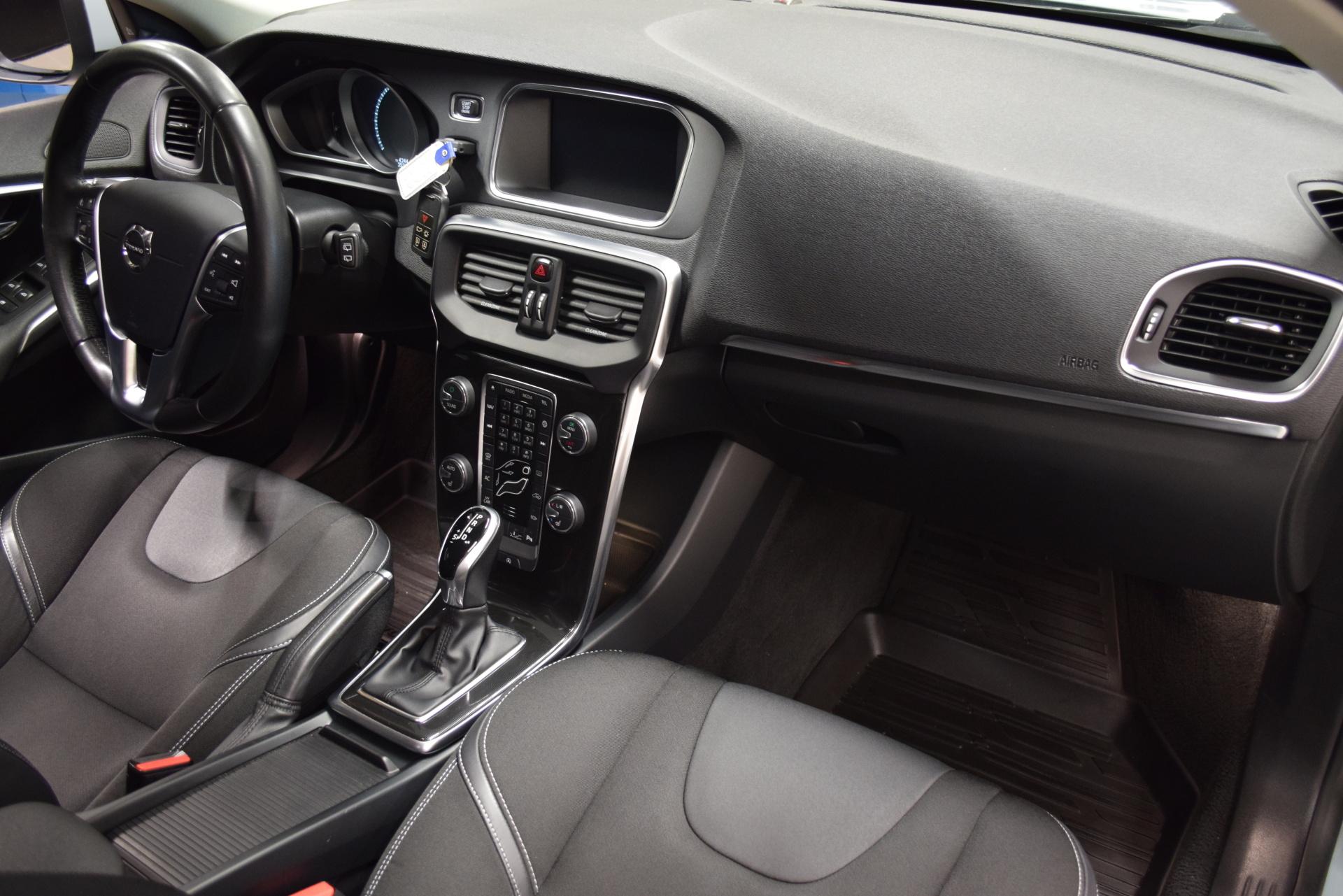 VOLVO V40 2018