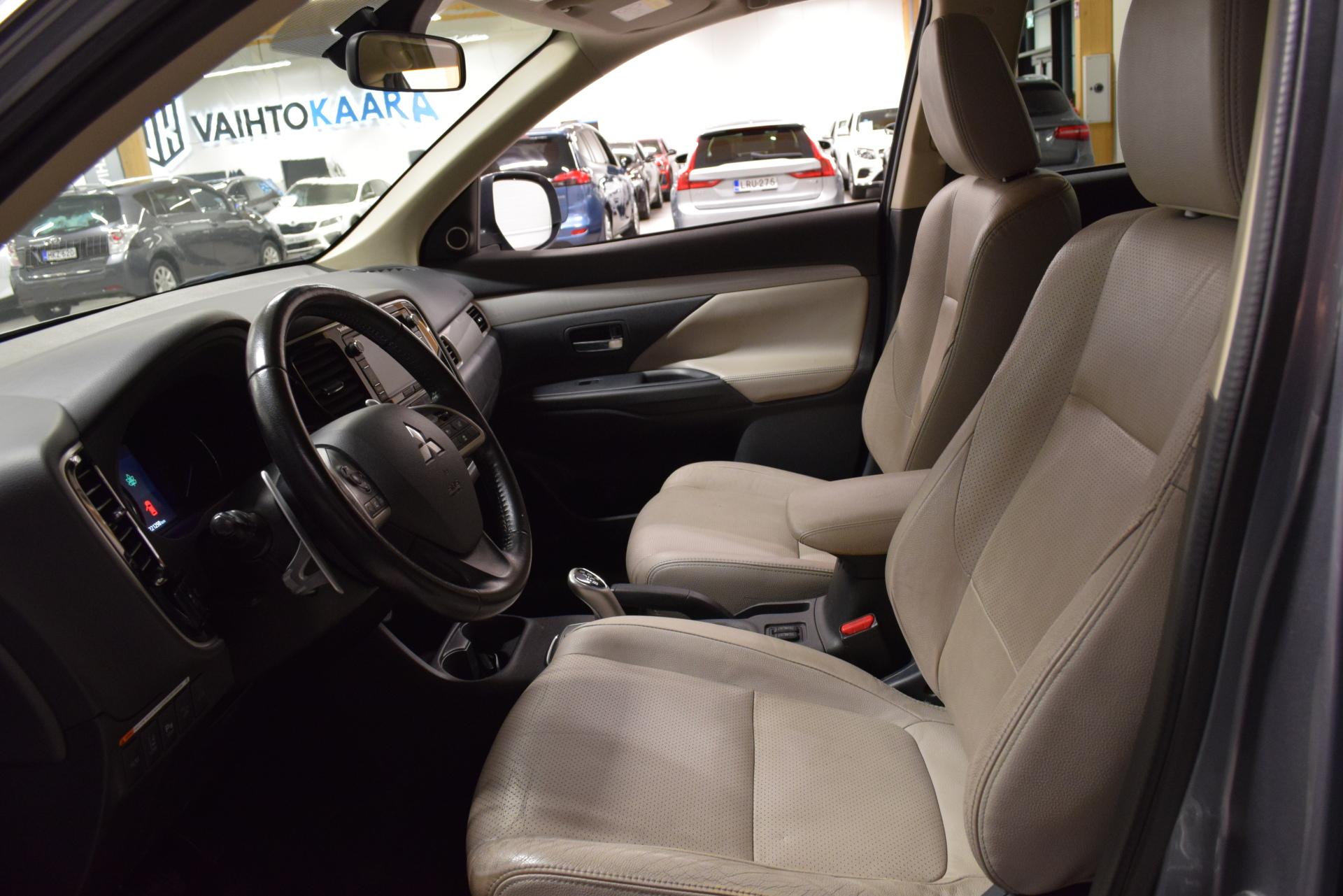 MITSUBISHI Outlander PHEV 2015