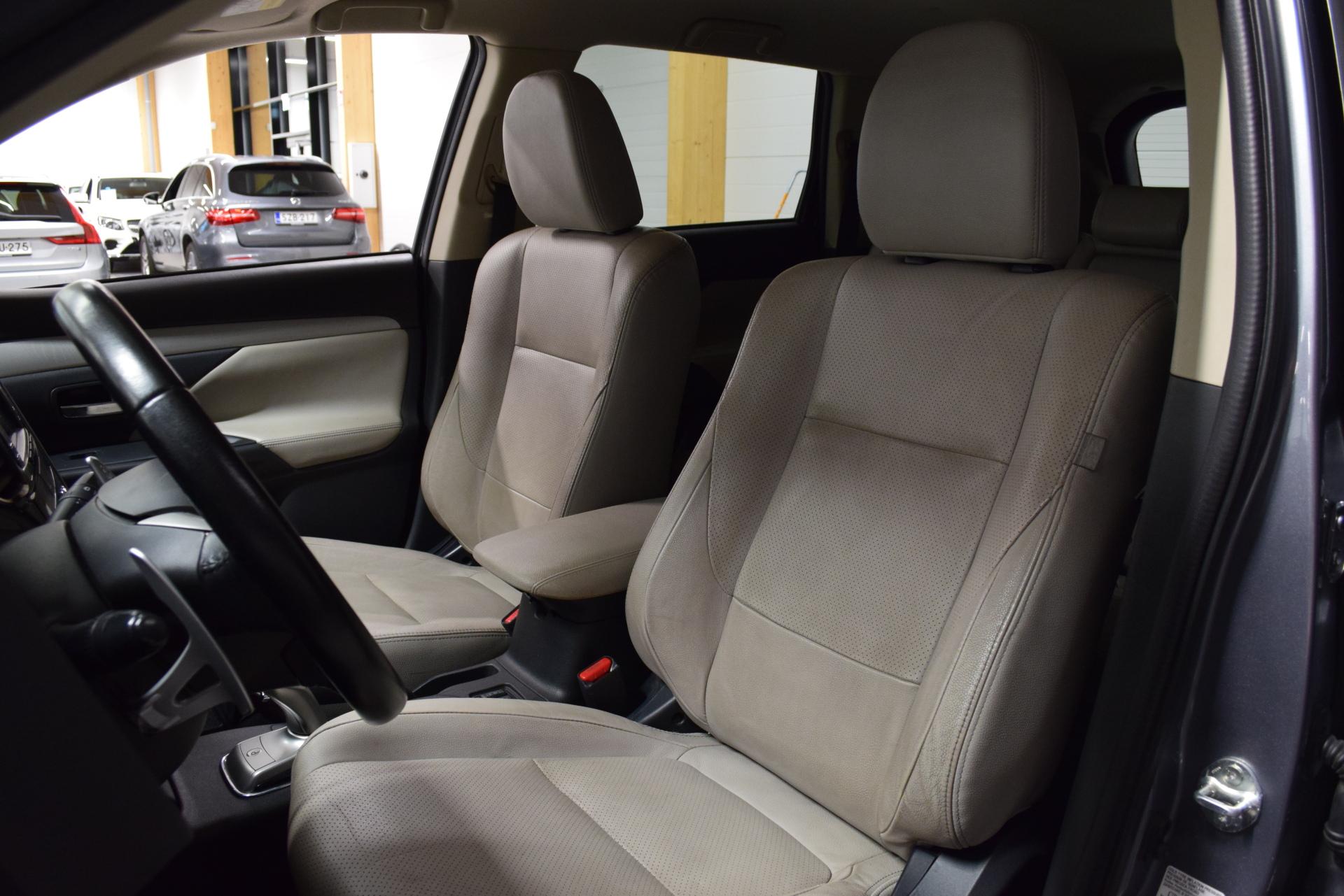 MITSUBISHI Outlander PHEV 2015