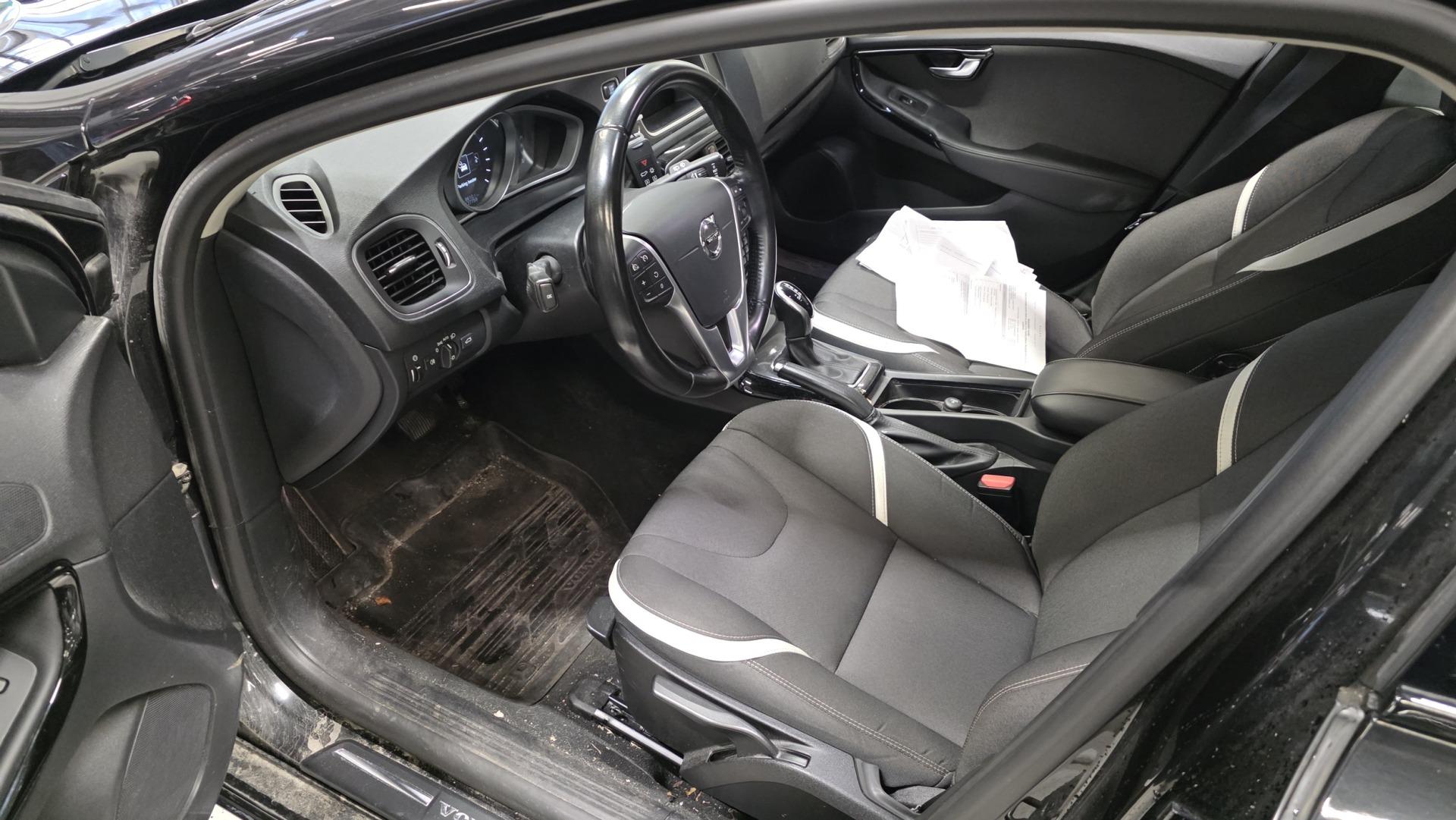VOLVO V40 2020