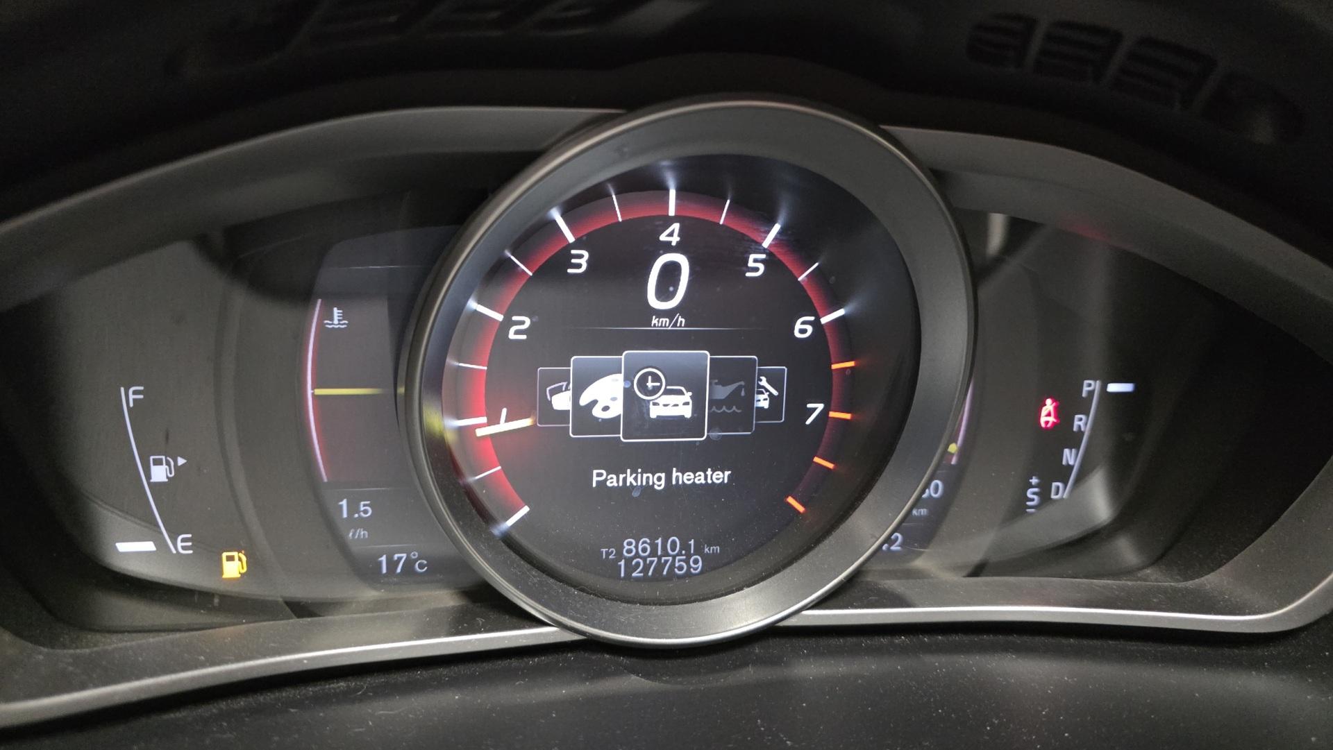 VOLVO V40 2020