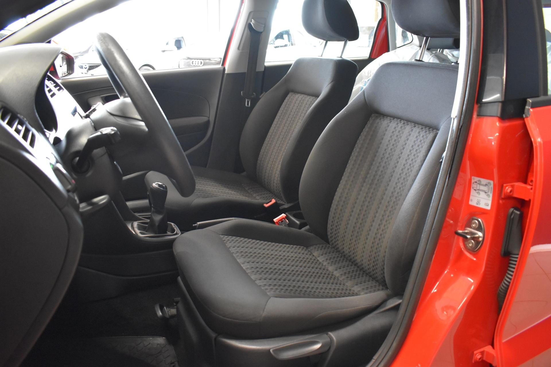 VOLKSWAGEN Polo 2015