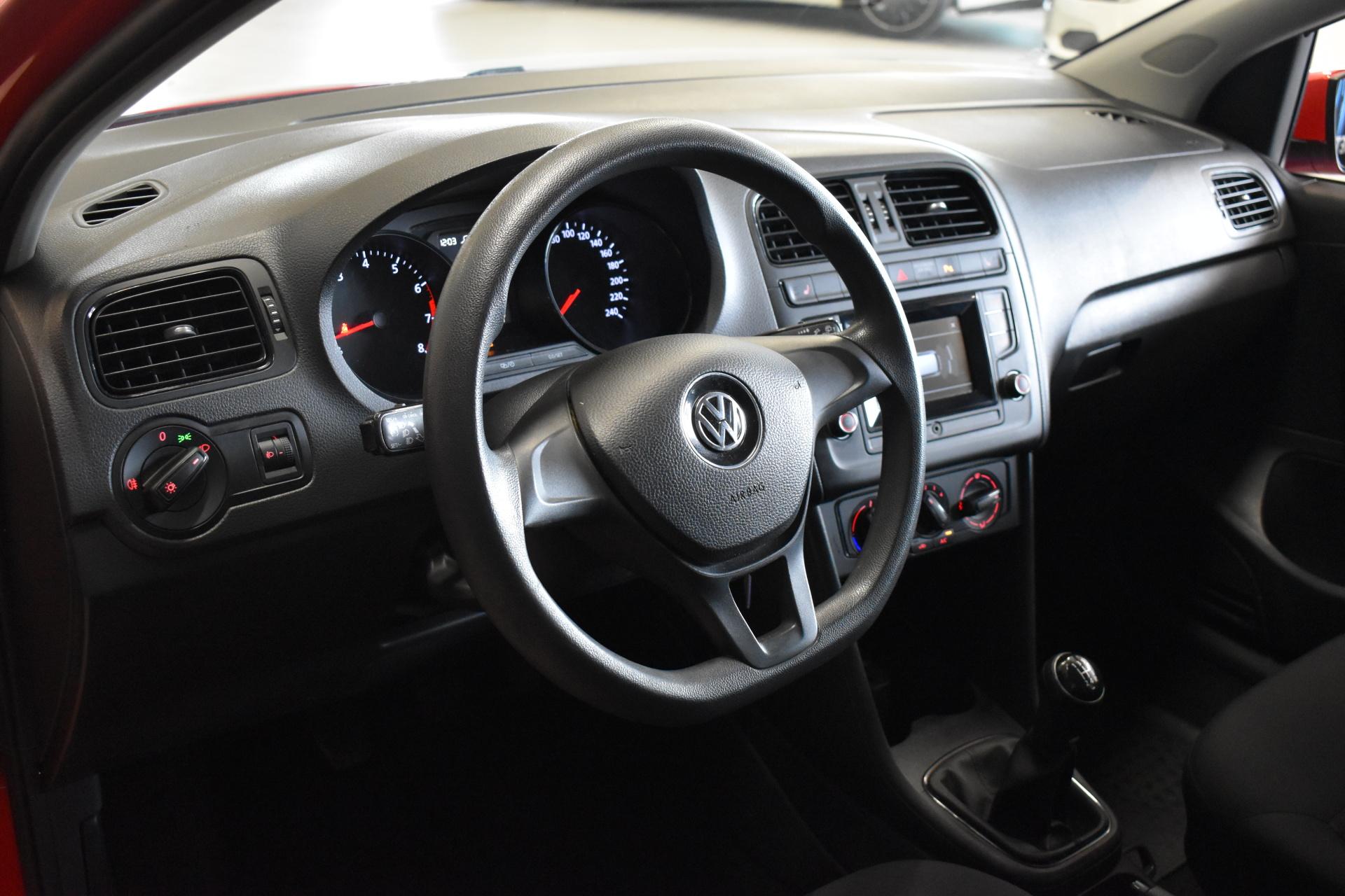 VOLKSWAGEN Polo 2015