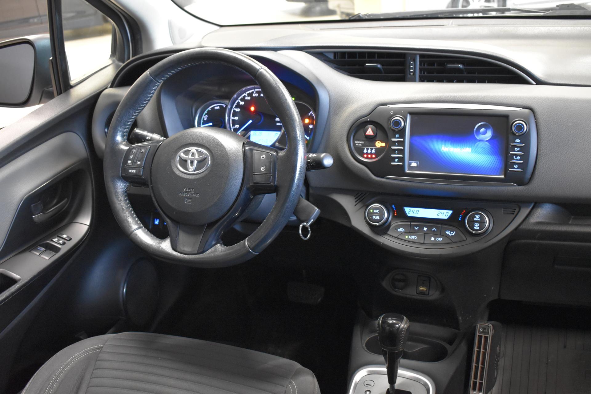 TOYOTA Yaris 2017