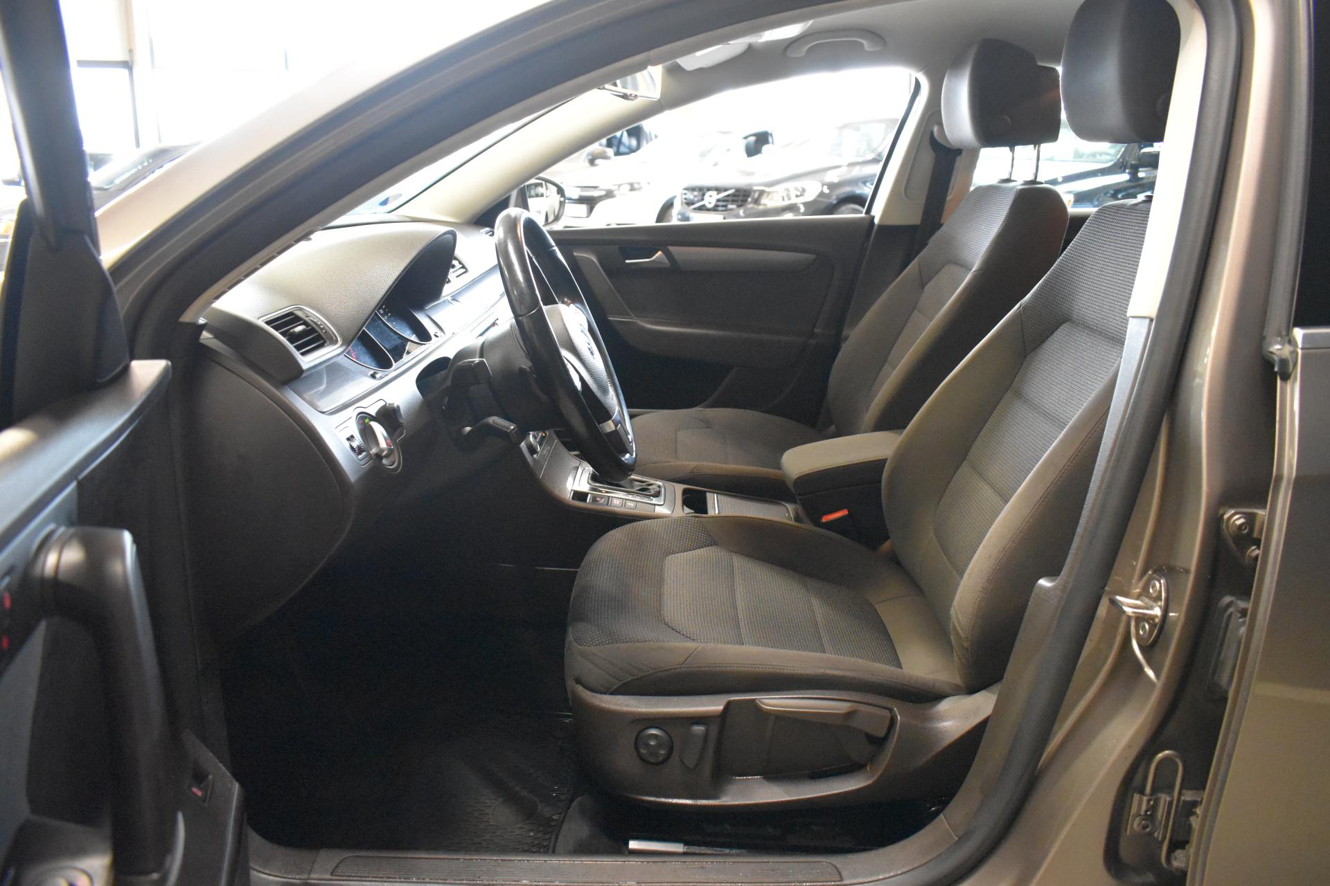 VOLKSWAGEN Passat 2011