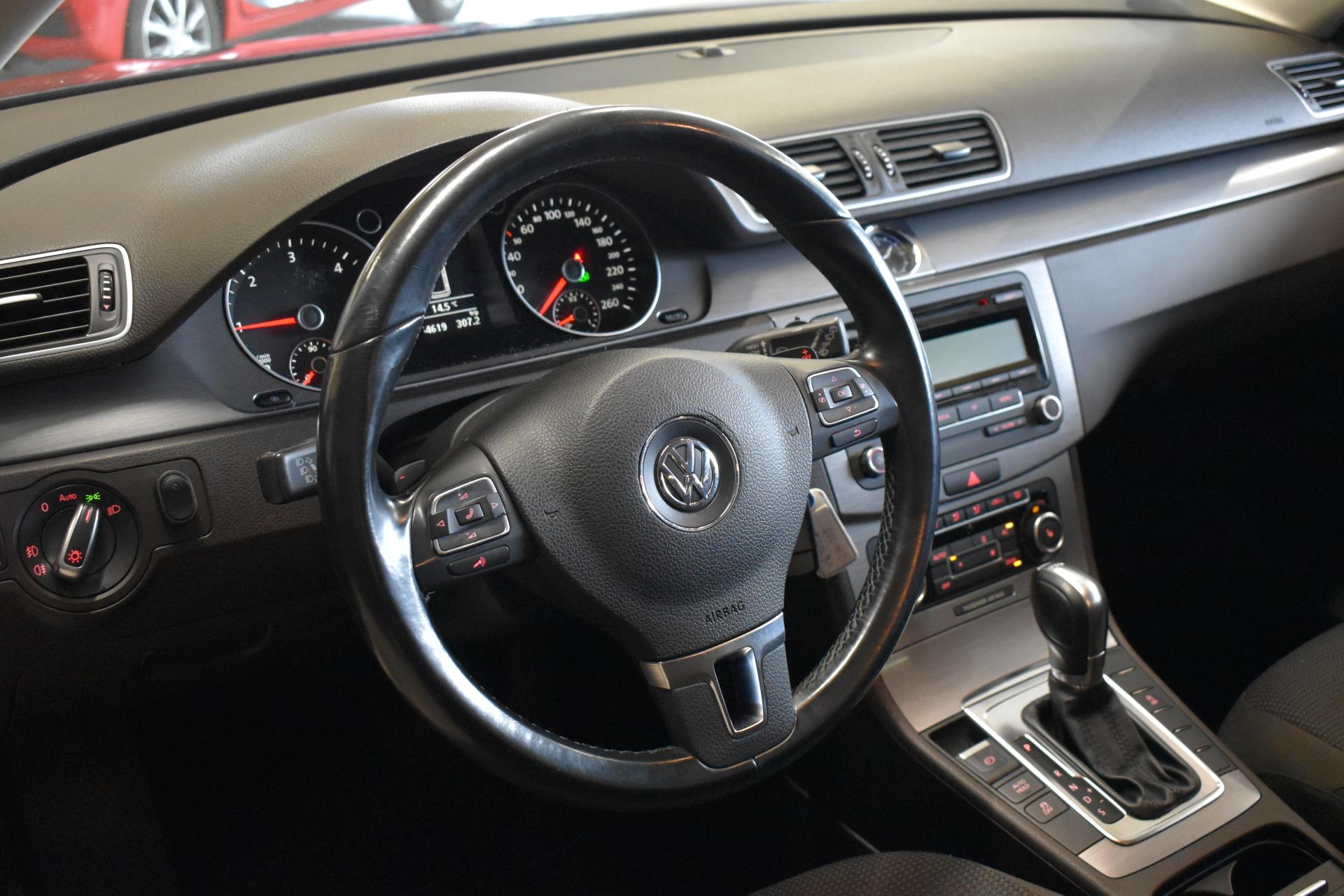 VOLKSWAGEN Passat 2011