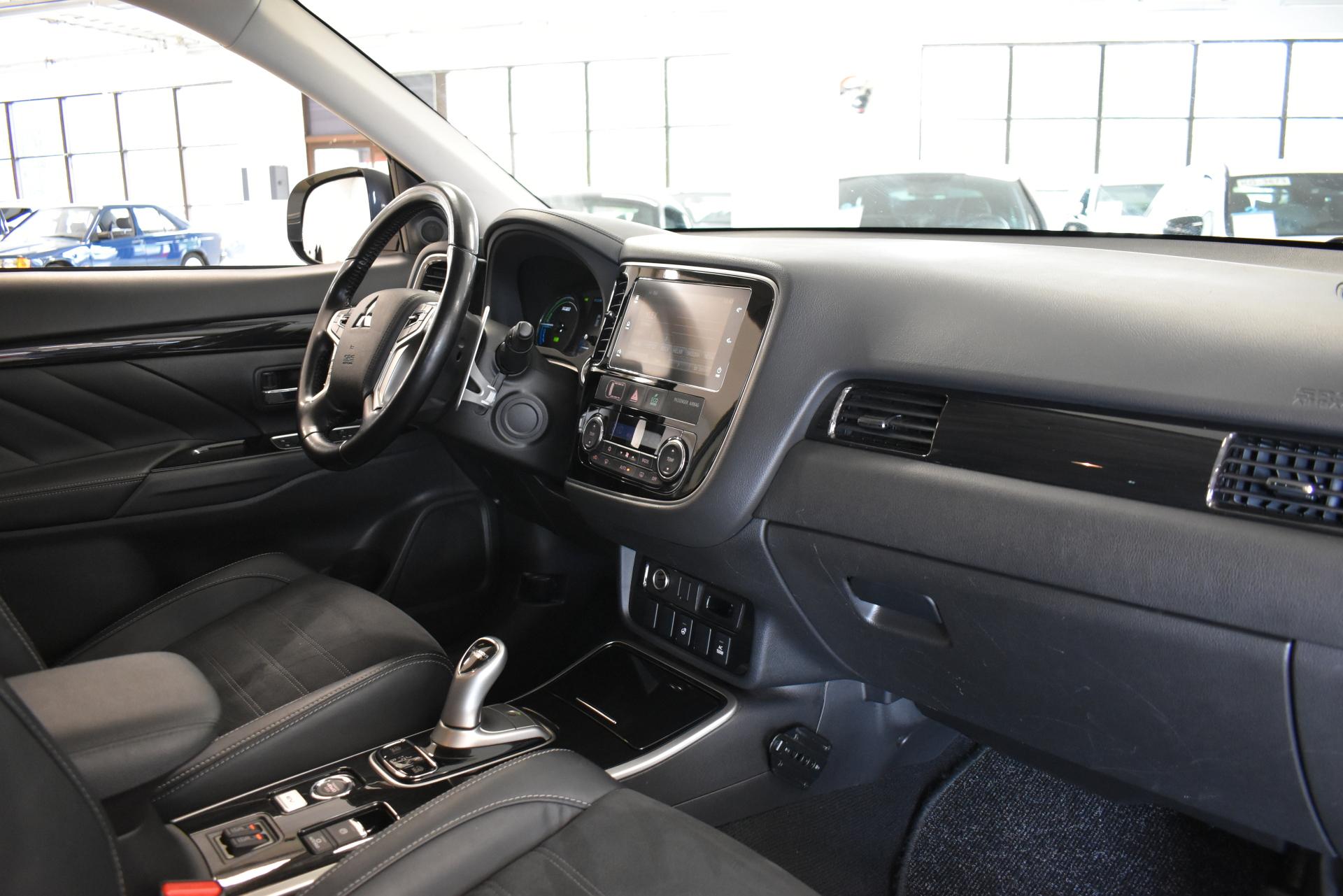 MITSUBISHI Outlander PHEV 2017