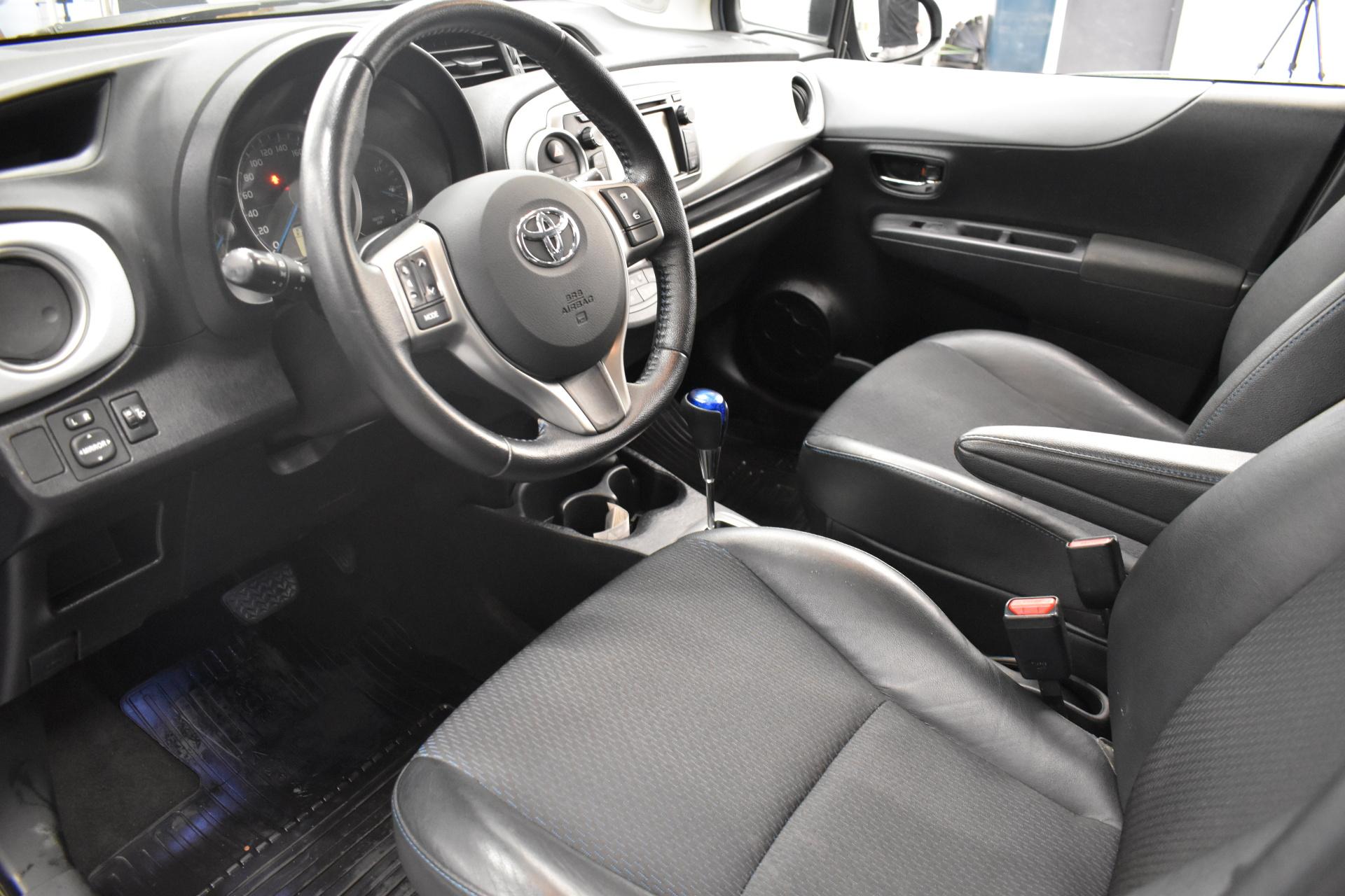 TOYOTA Yaris 2012