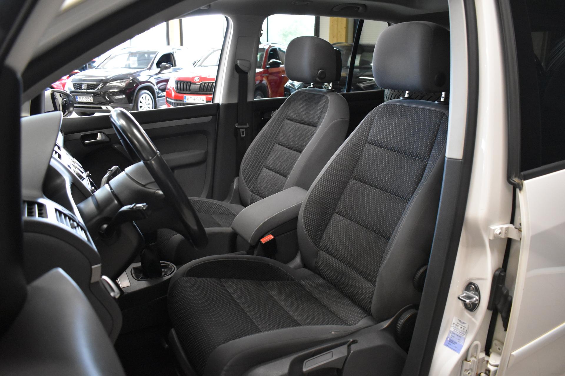 VOLKSWAGEN Touran 2013