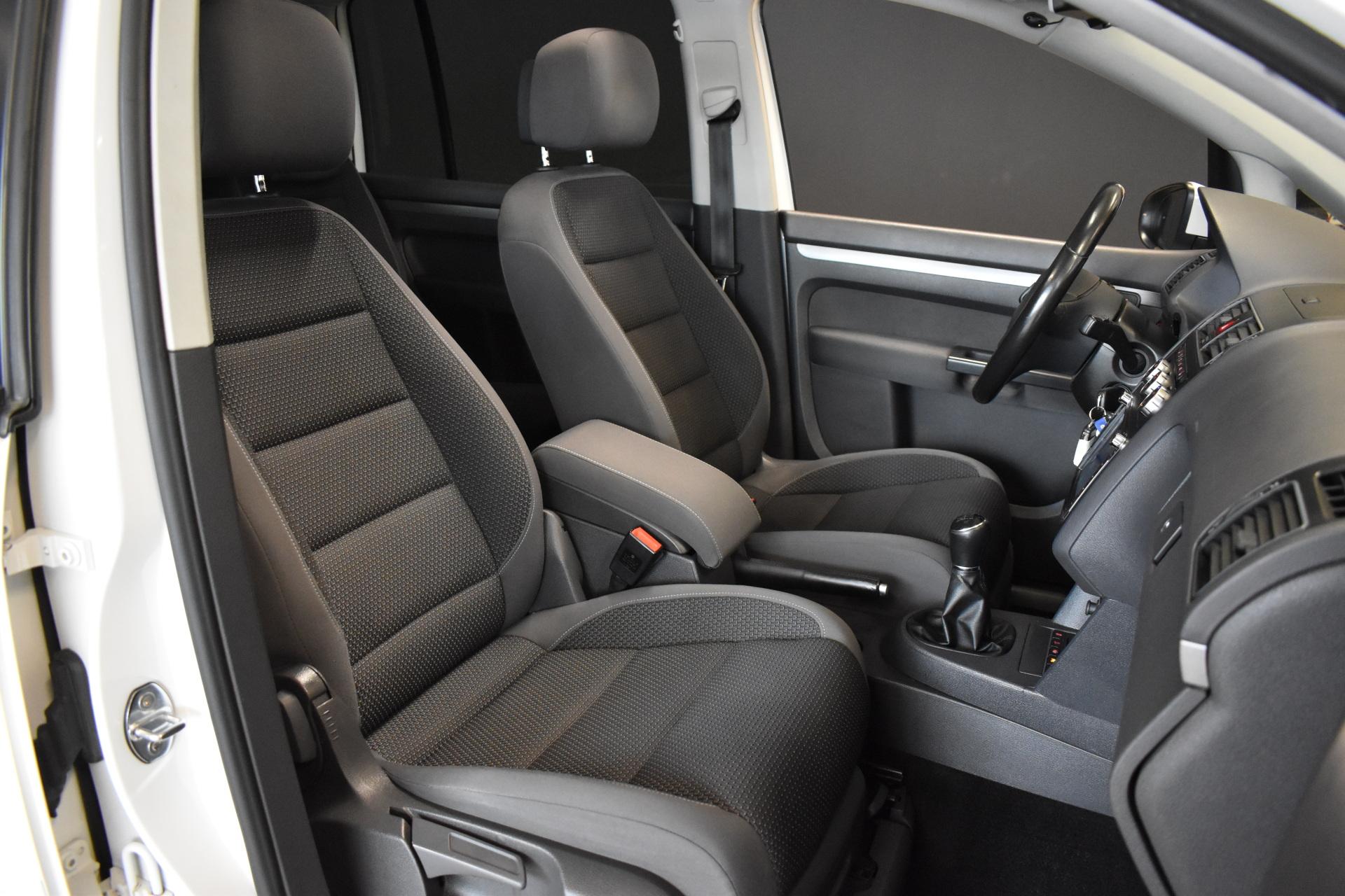 VOLKSWAGEN Touran 2013