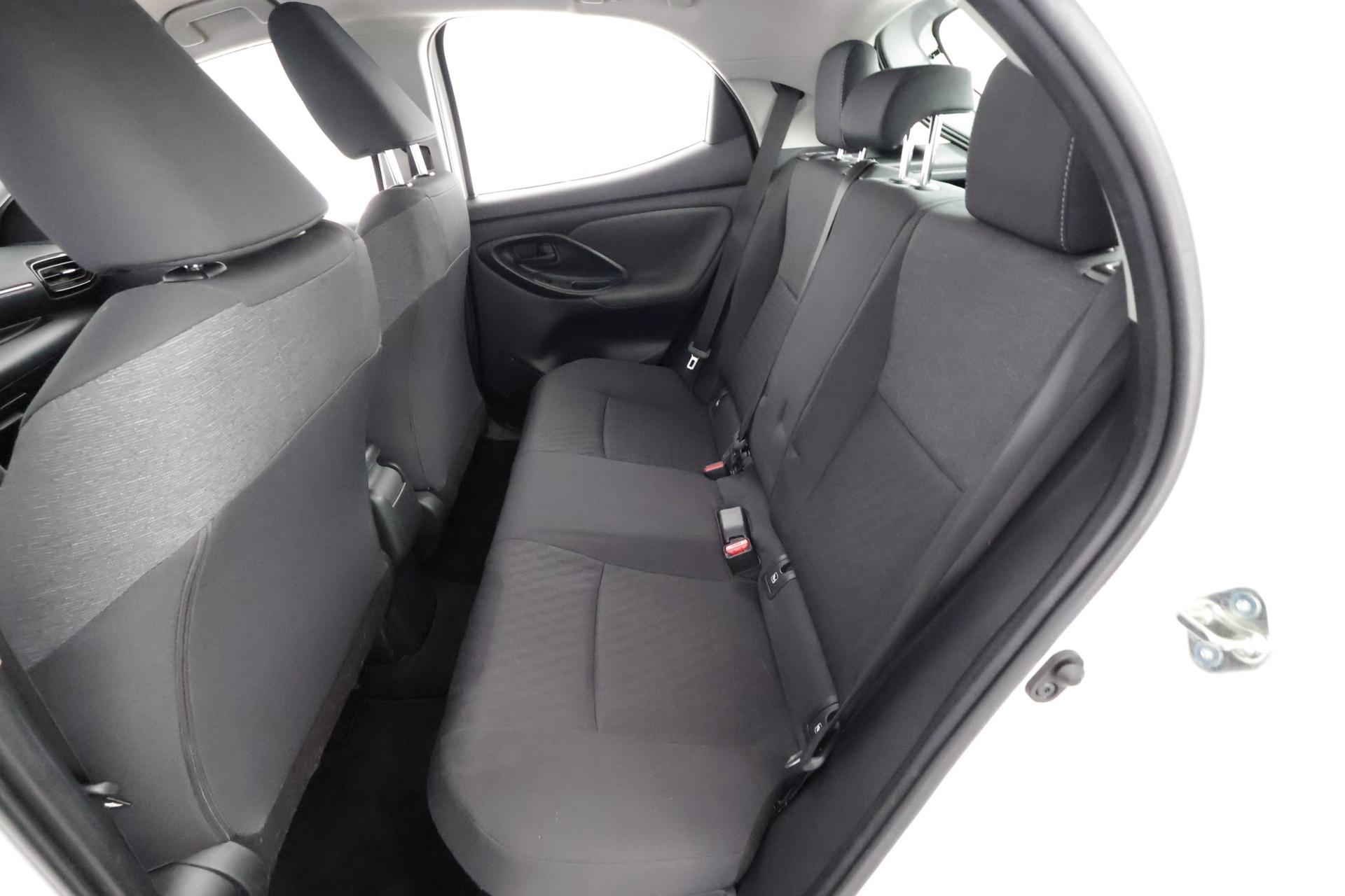 TOYOTA Yaris 8