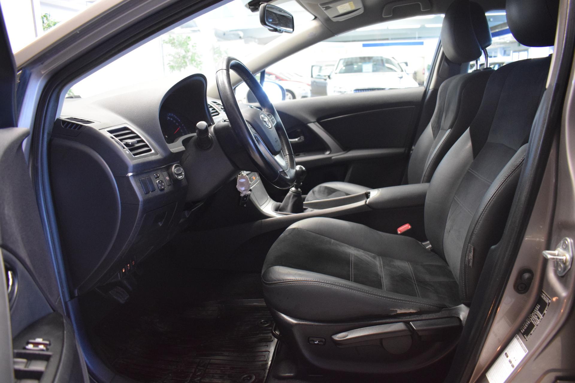 TOYOTA Avensis 2015