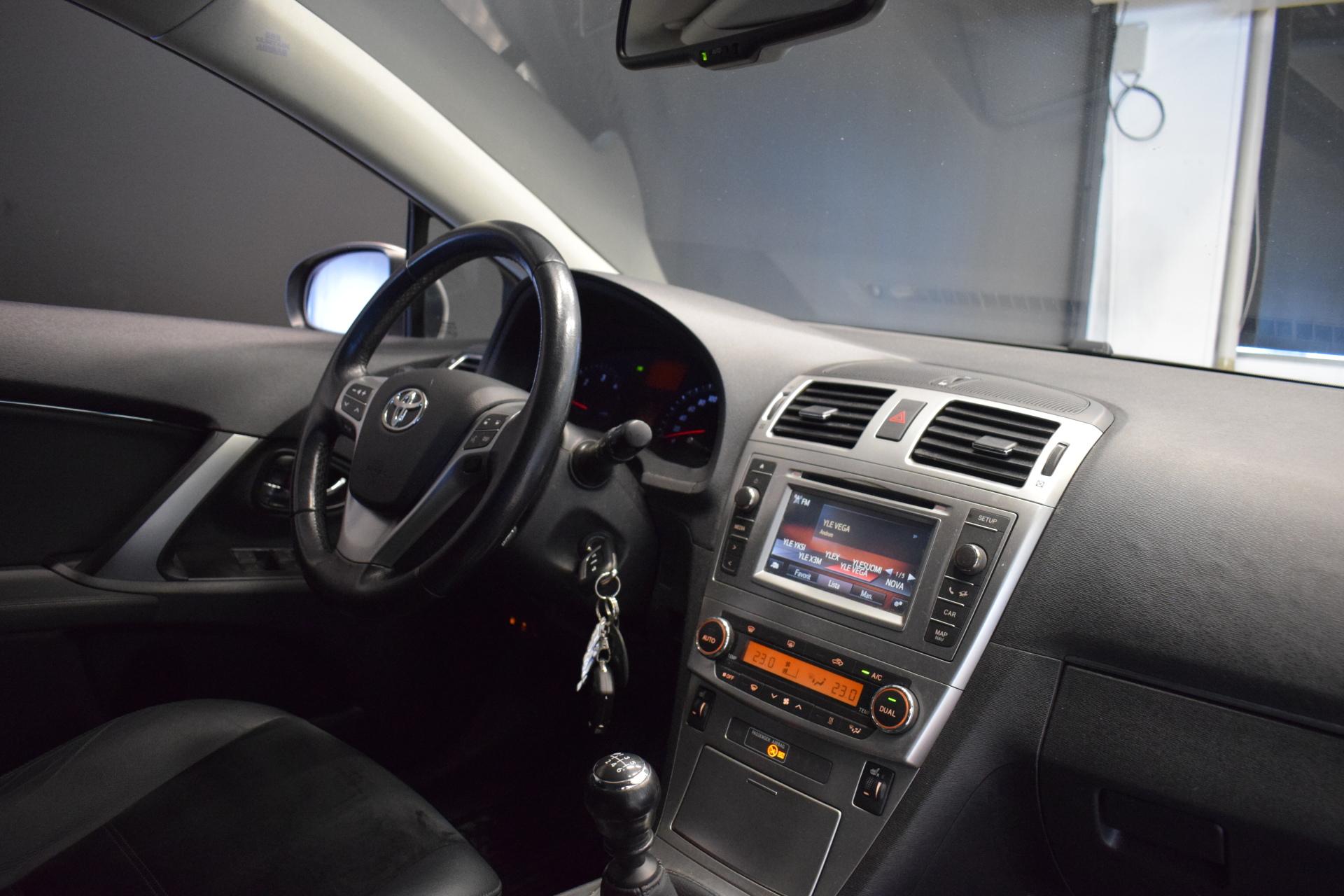 TOYOTA Avensis 2015