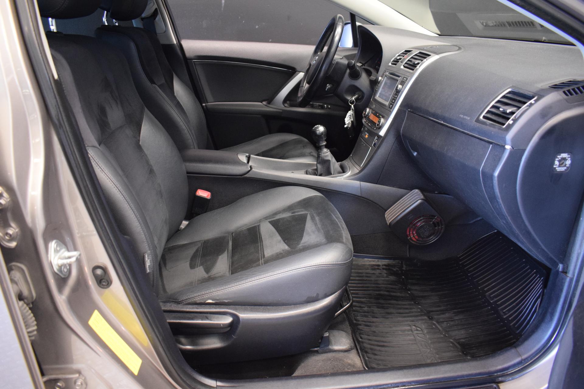TOYOTA Avensis 2015