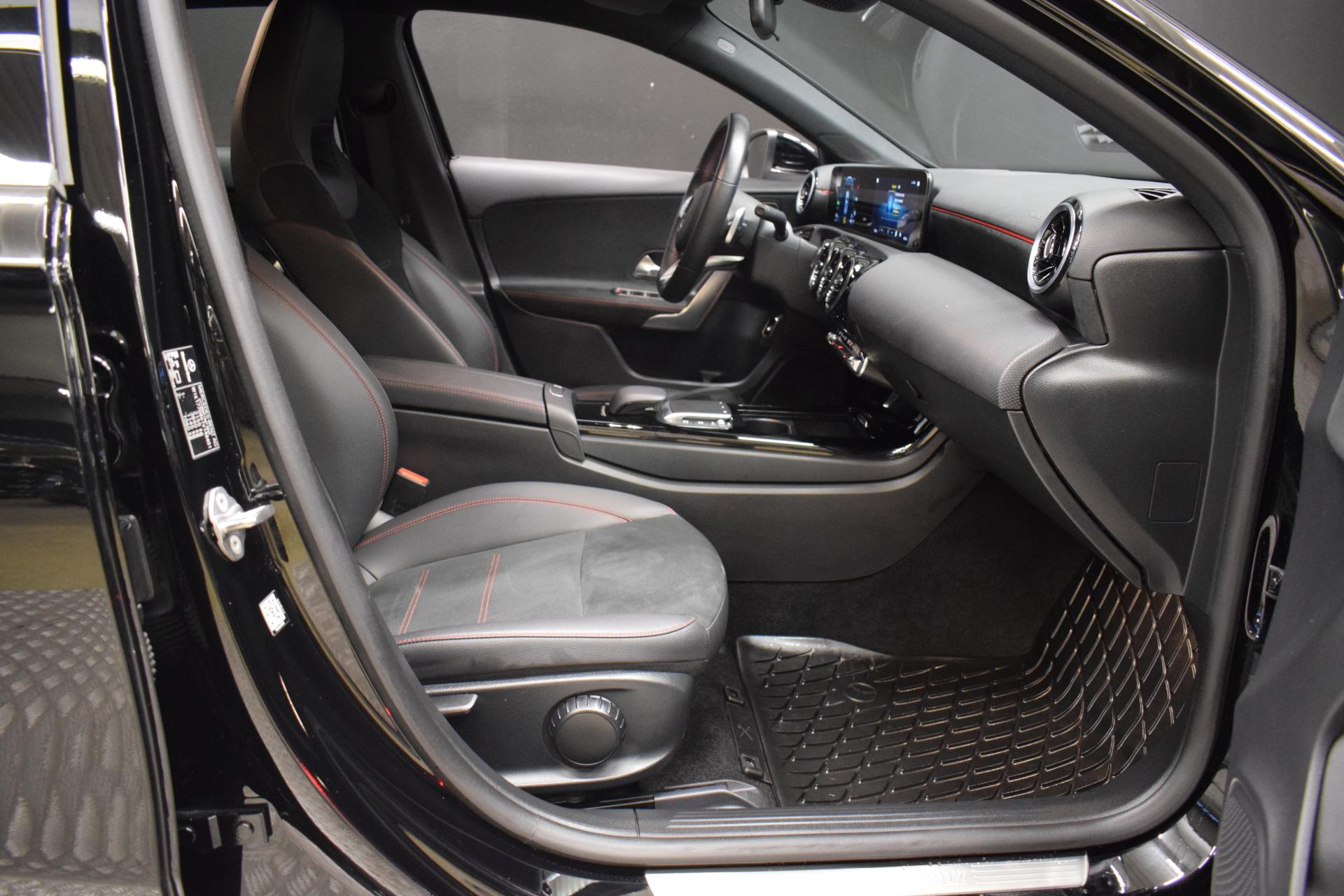 MERCEDES-BENZ A 2022