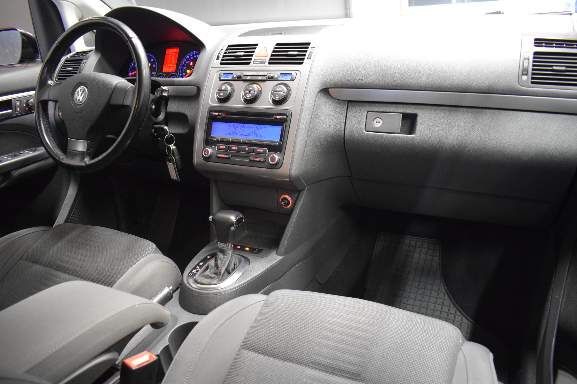 VOLKSWAGEN Touran 2009