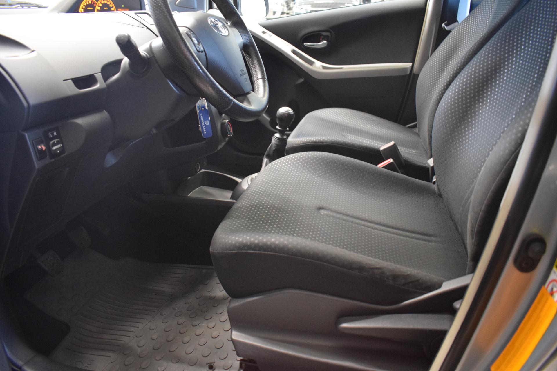 TOYOTA Yaris 10