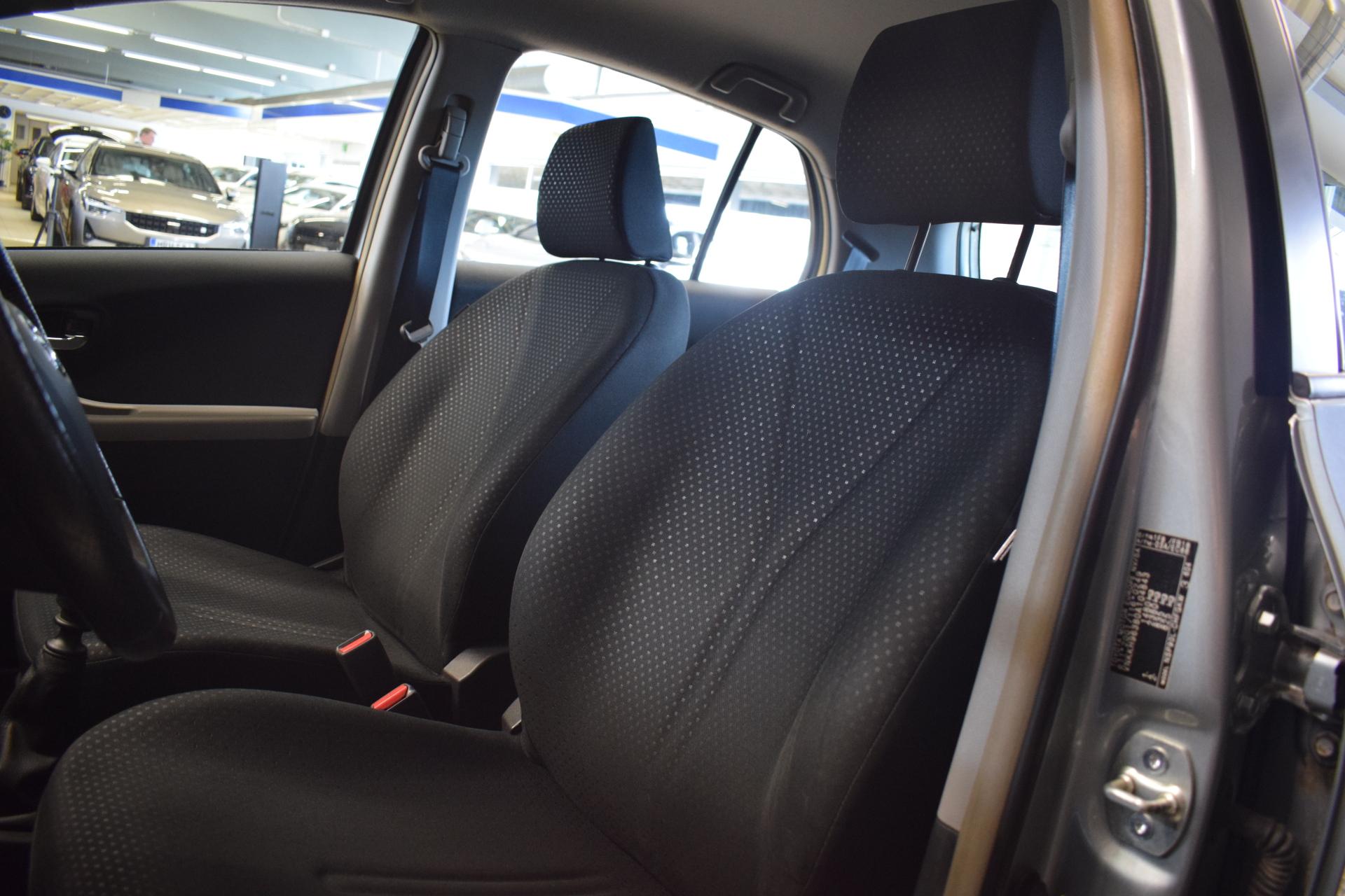 TOYOTA Yaris 11