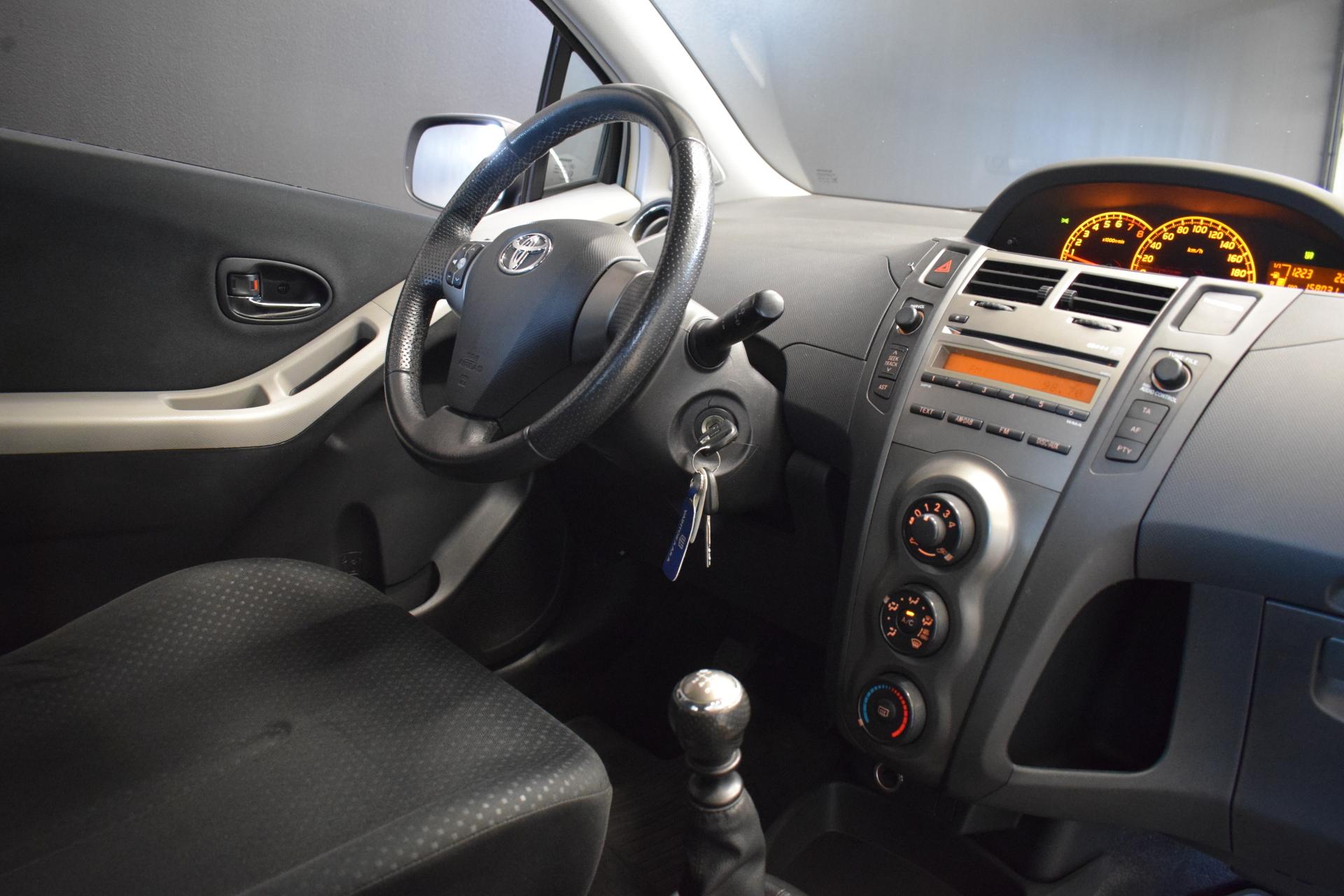 TOYOTA Yaris 12