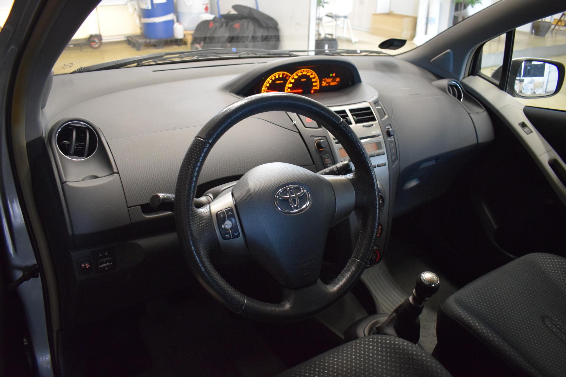 TOYOTA Yaris 9