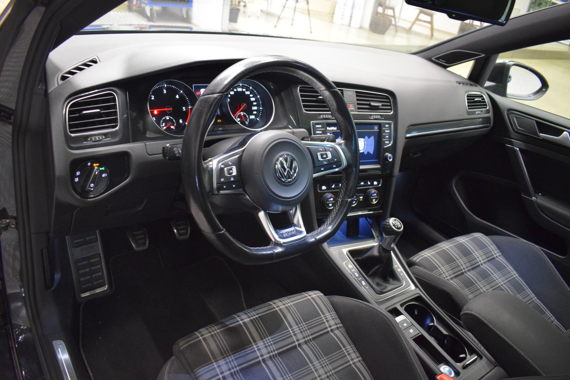 VOLKSWAGEN Golf 2014