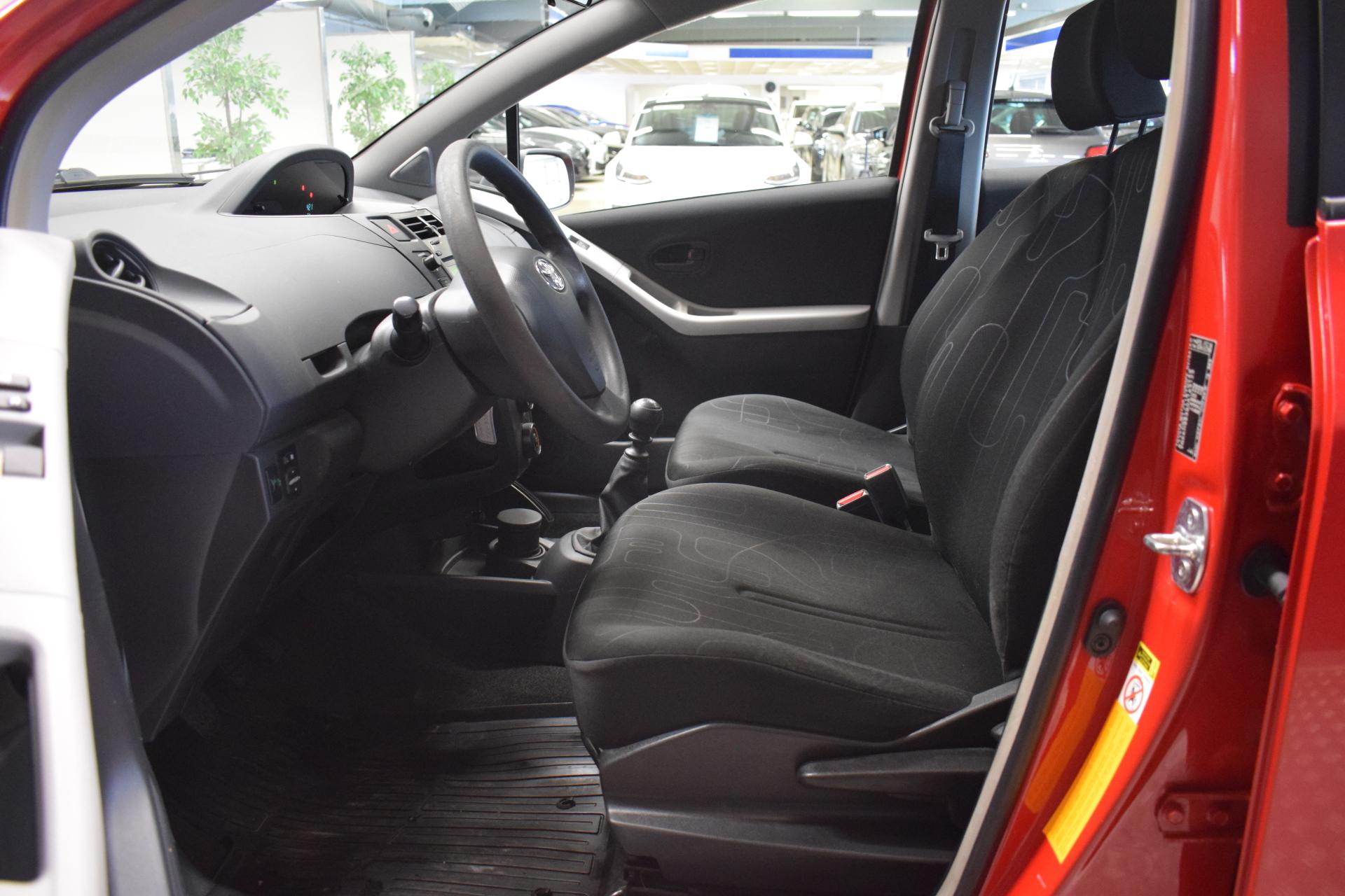 TOYOTA Yaris 2011