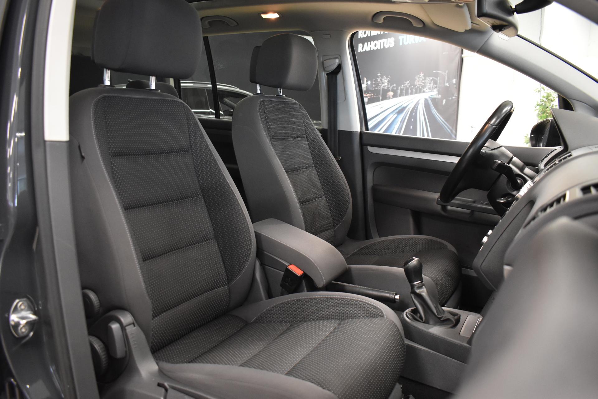 VOLKSWAGEN Touran 2014