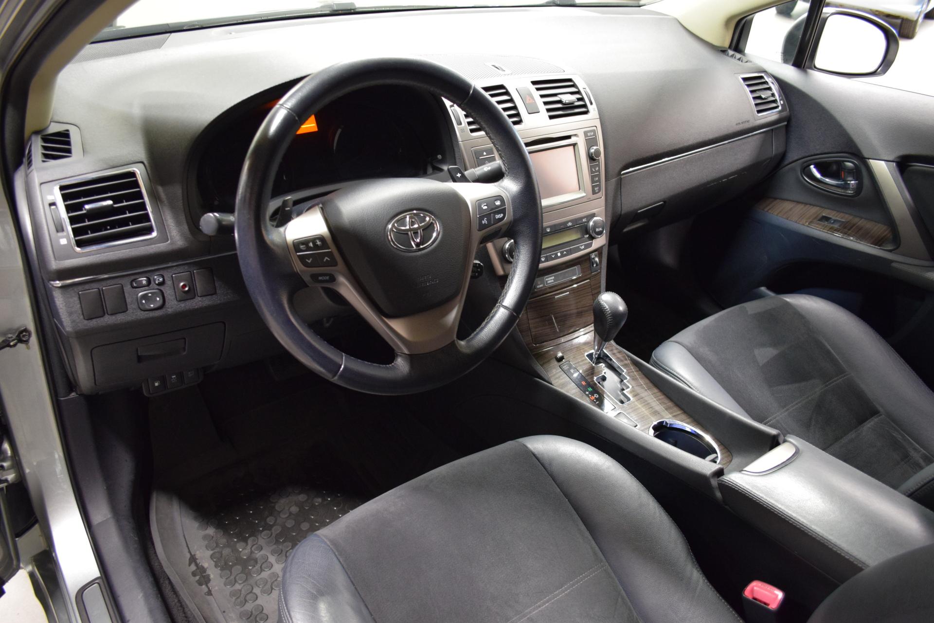 TOYOTA Avensis 2012