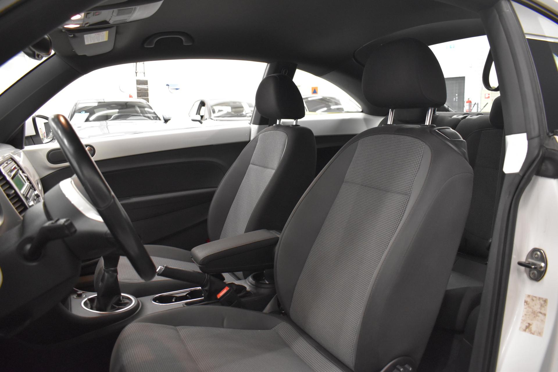 VOLKSWAGEN Beetle 2013