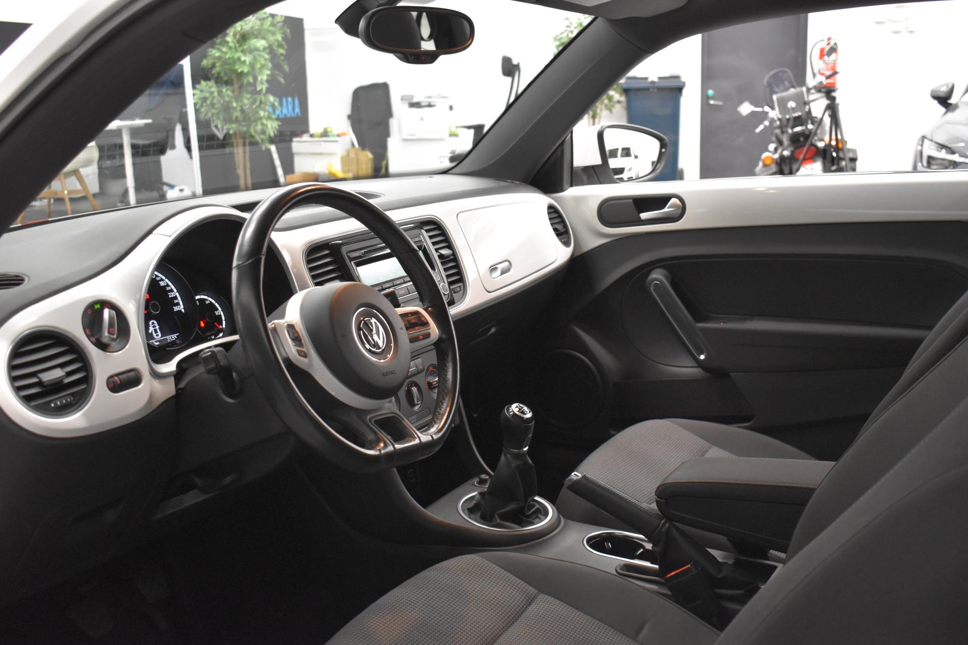 VOLKSWAGEN Beetle 2013