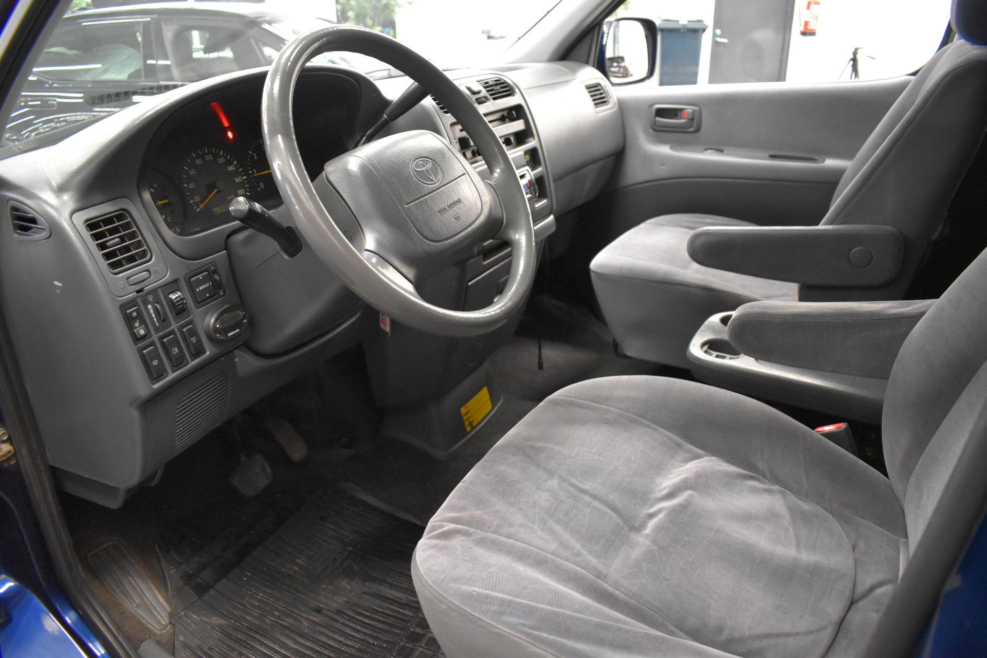 TOYOTA Hiace 2006