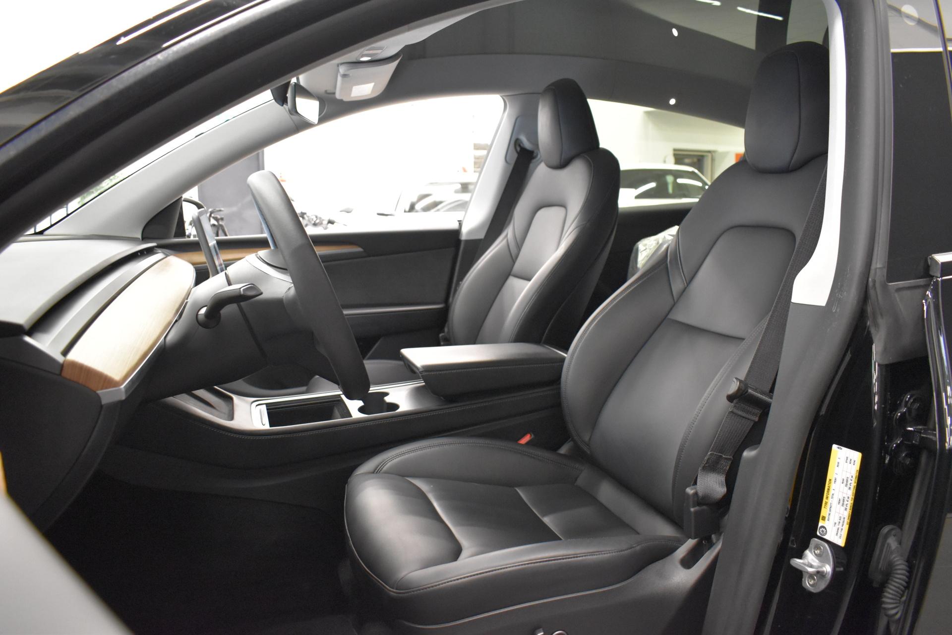TESLA Model Y 10