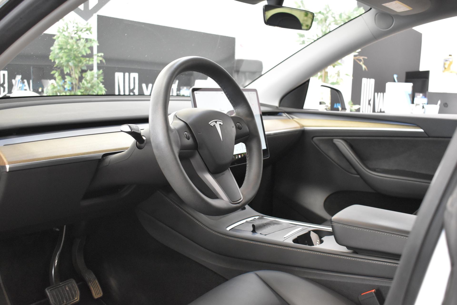 TESLA Model Y 9