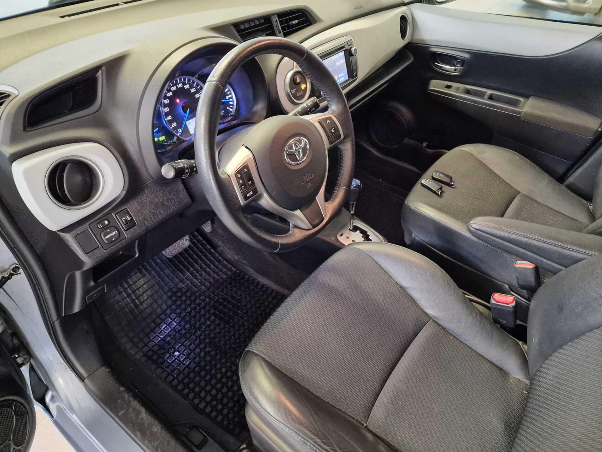TOYOTA Yaris 2012