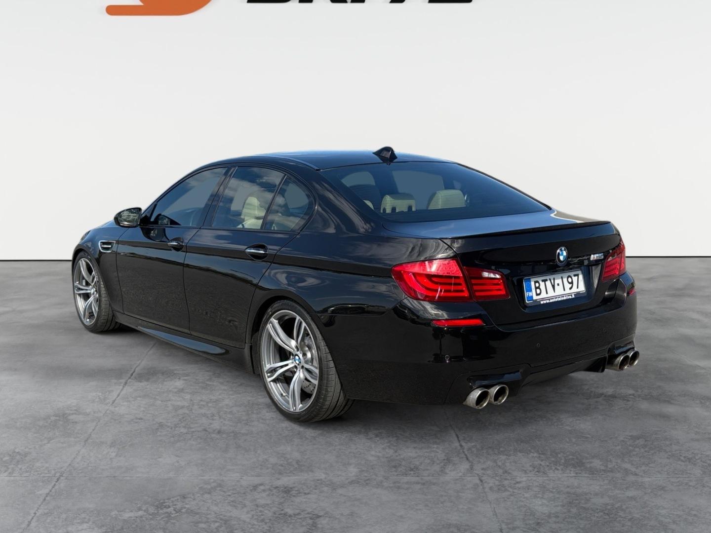 BMW M5 2011